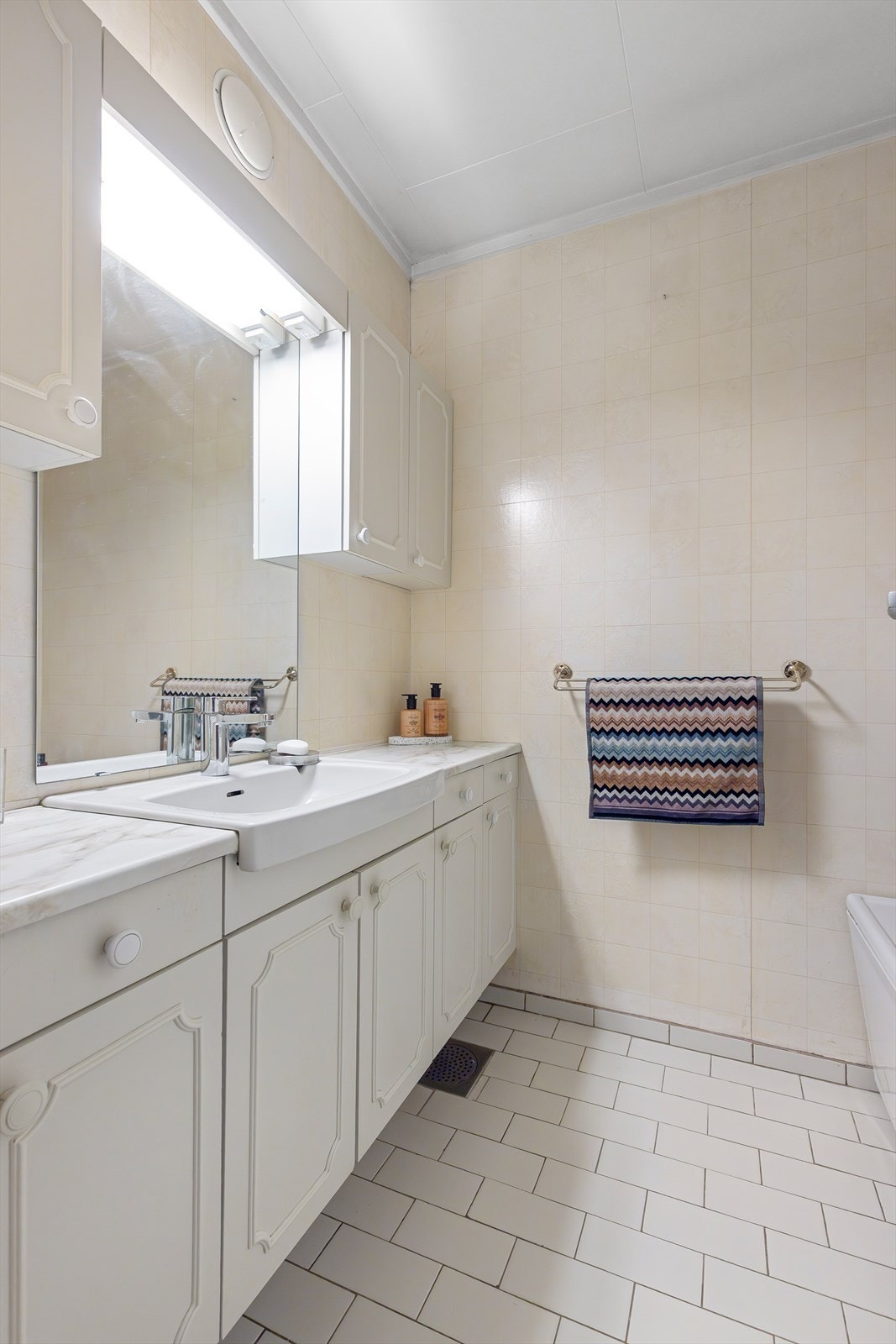 Baderom i 2. etasje innredet med badekar og servantmøblement. Badet er fungerende, men er gitt TG3 i tilstandsrapporten grunnet alder og fallforhold. Galleribilde