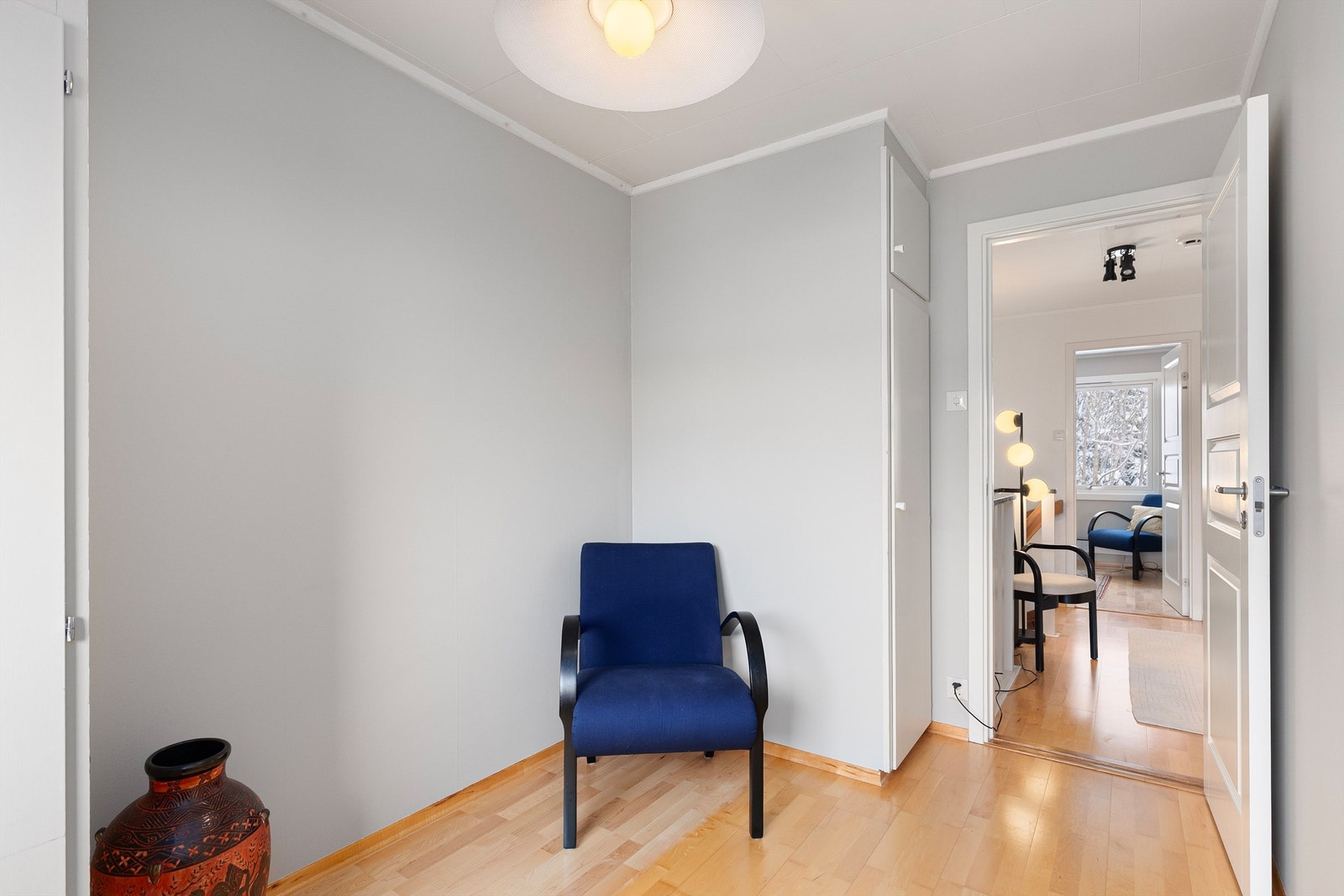 Soverommet ved siden av hovedsoverommet er noe mindre, men passer ypperlig som enten et barnerom eller kontor Galleribilde