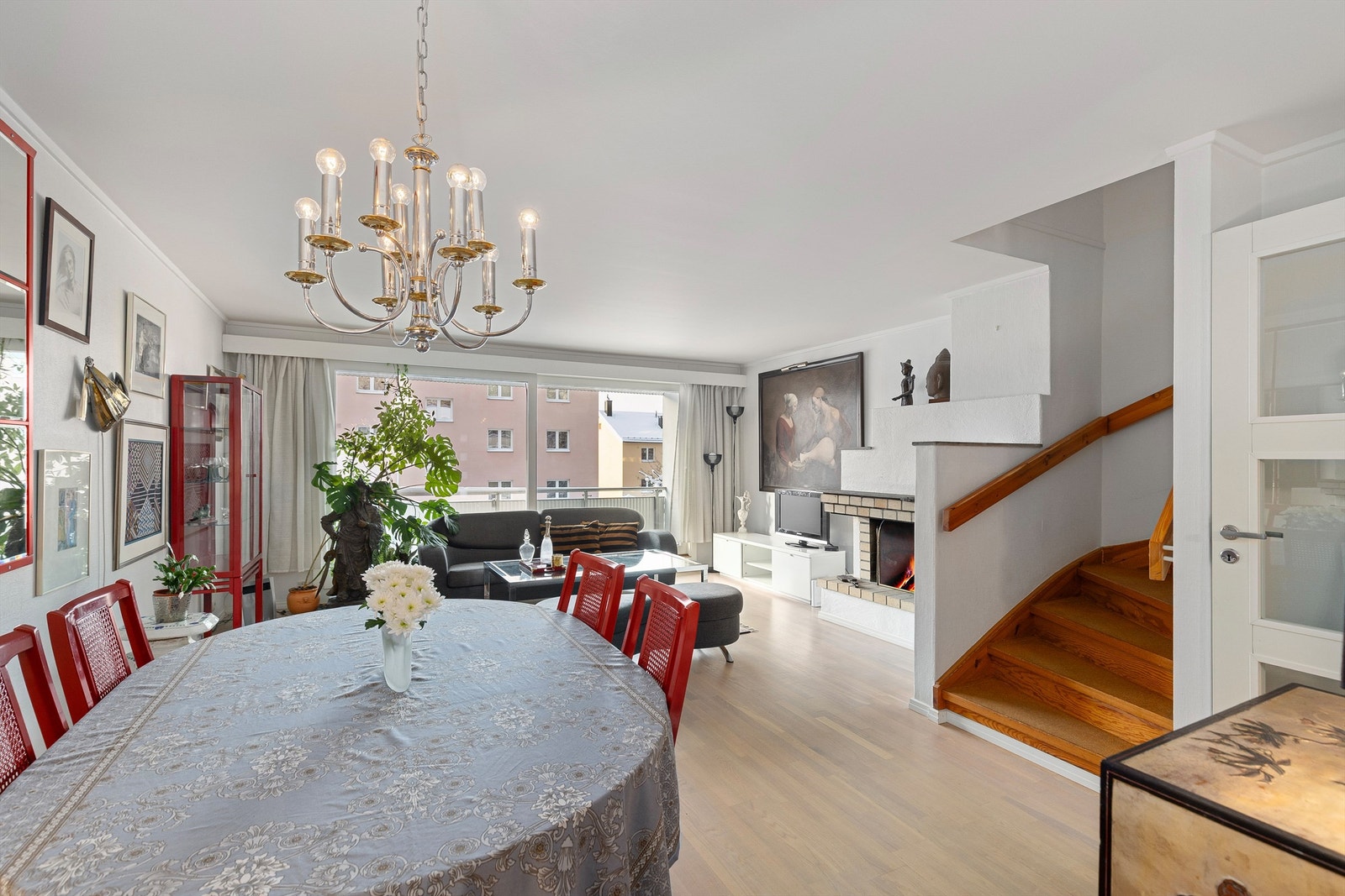 Rommet oppleves lyst og luftig med en fin fordeling mellom de ulike sonene Galleribilde