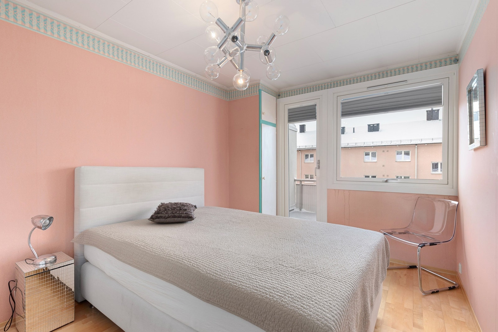 Dette, det naturlige hovedsoverommet, har utgang til balkongen i 2.etasje Galleribilde