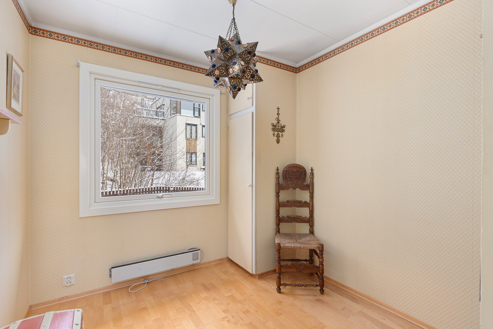 Alle soverommene har plassbygde skap Galleribilde