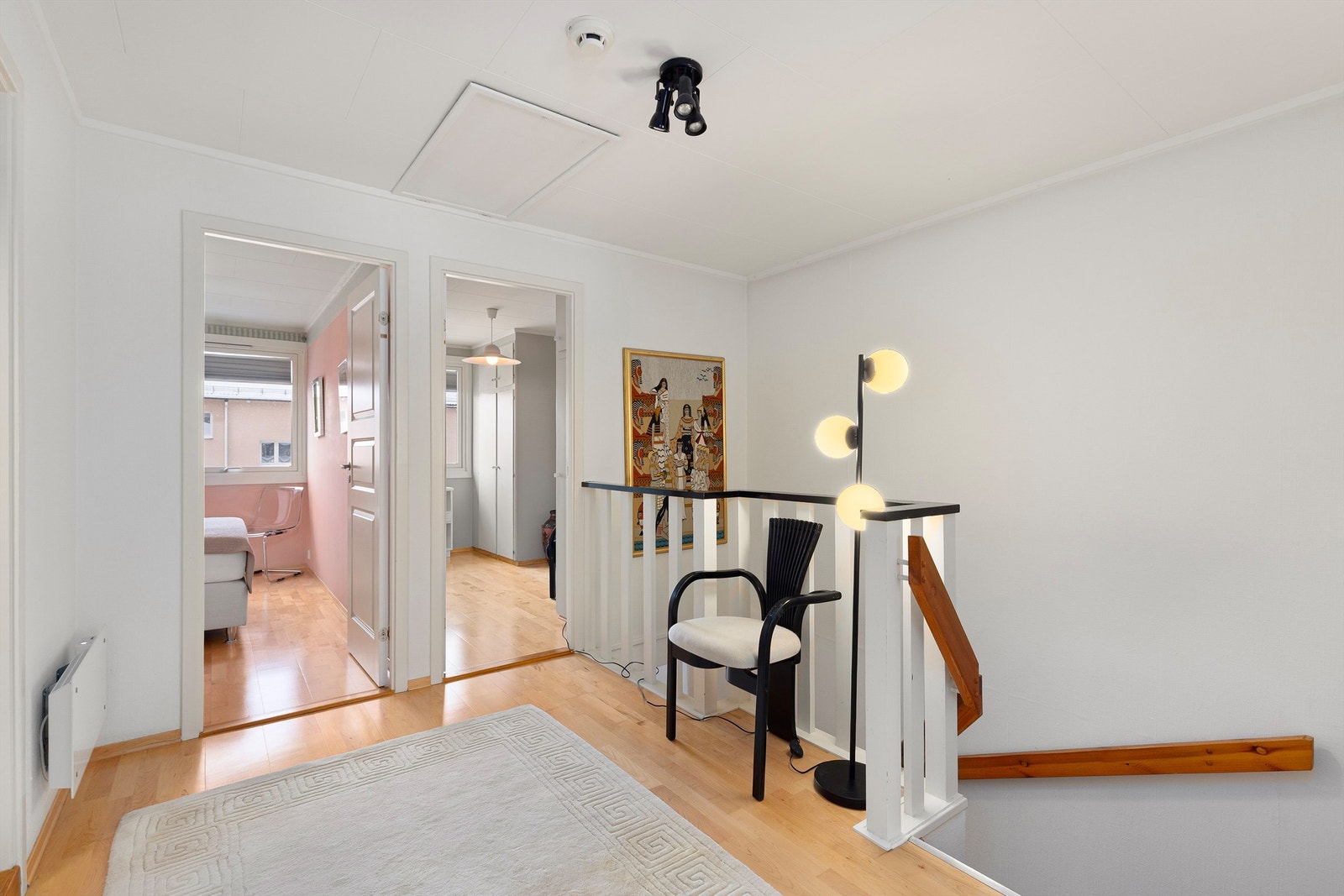 2. etasjen samler alle boligens fire soverom, samt et bad og et toalettrom Galleribilde