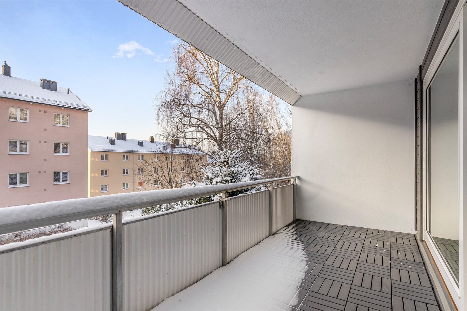 Det er tilgang til uteplasser fra alle boligens etasjer Galleribilde