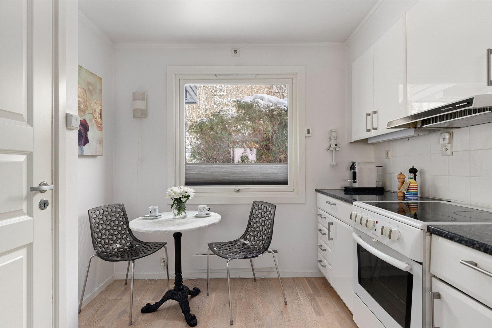 Det er plass til en koselig spiseplass foran vinduet på kjøkkenet Galleribilde