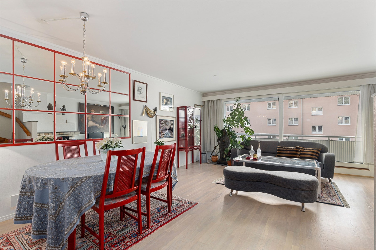 Boligen har mange, og store vindusflater, som gir er fint naturlig lys til rommene. Foto: Petter Tanum/ Tanum foto Galleribilde