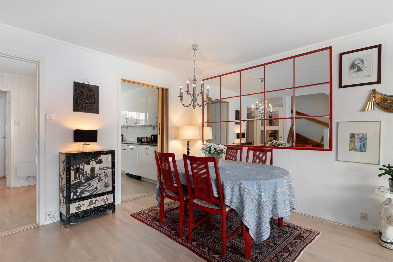 Direkte adkomst til kjøkkenet fra stuen Galleribilde