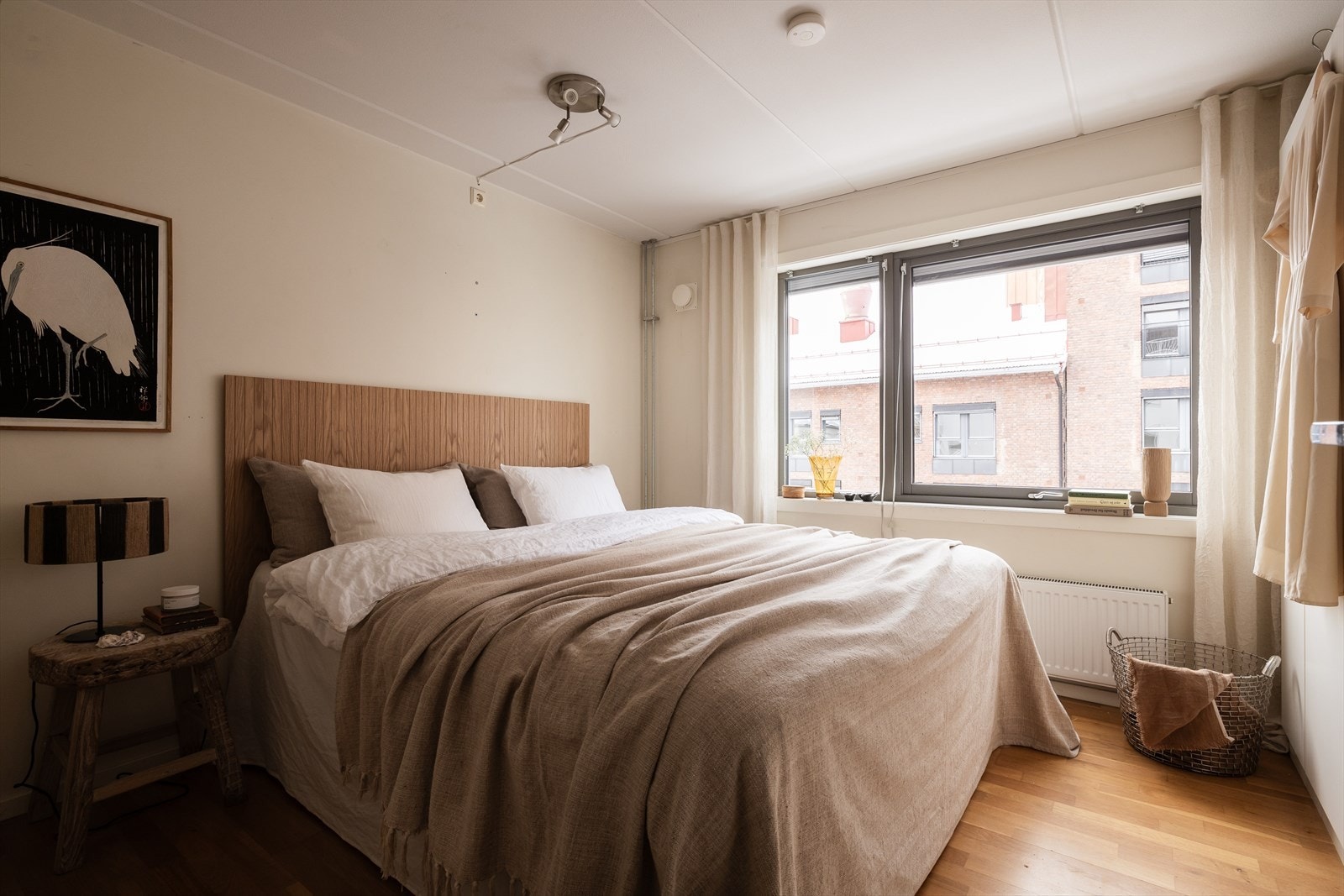 Hovedsoverommet er av god størrelse med god plass til dobbeltseng og nattbord. Galleribilde