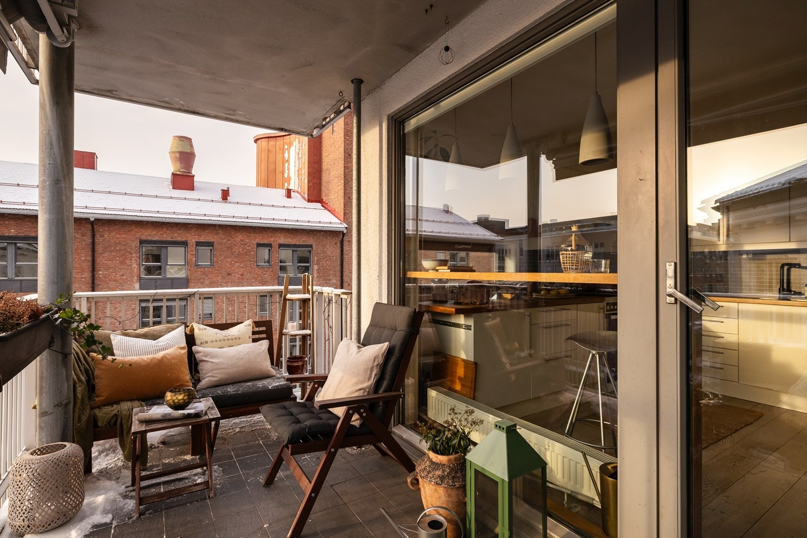 Balkongen fungerer utmerket som en forlengelse av boligen i sommerhalvåret. Galleribilde