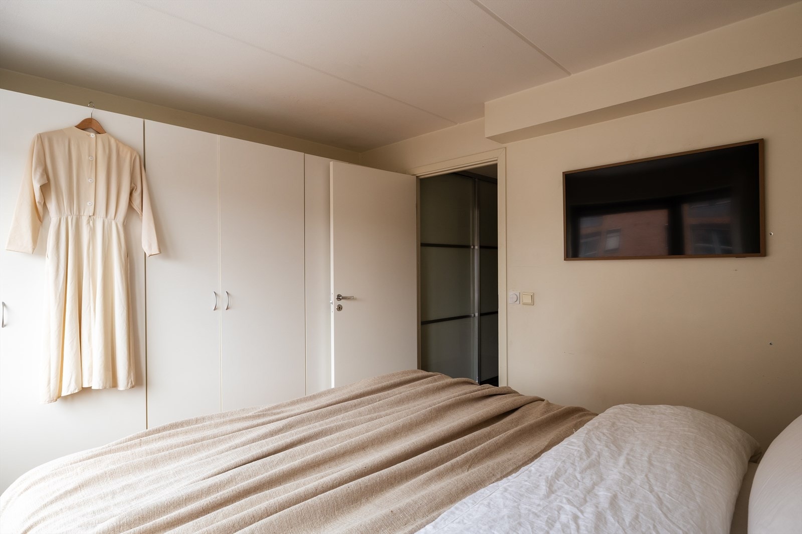 En stor garderobeløsning gir rikelig med oppbevaringsplass. Galleribilde