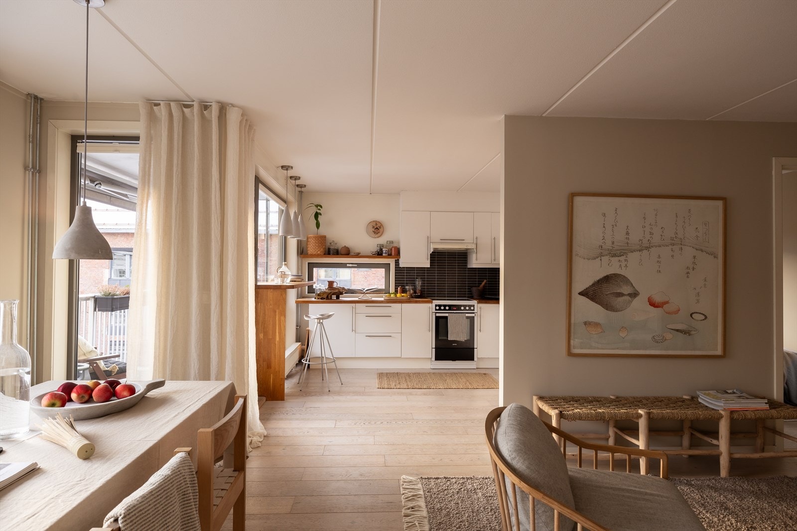 Dette er en lys og moderne 4-roms selveiet hjørneleilighet med solrik balkong, heis og garasjeplass med en virkelig fin beliggenhet ved vakre Iladalen park. Galleribilde