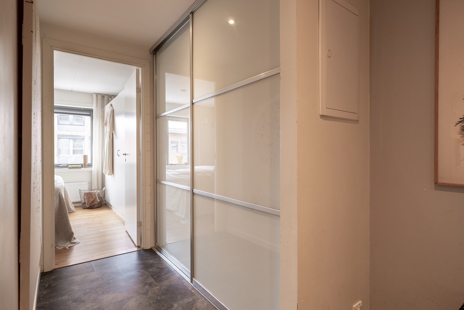 I mellomgangen mot hovedsoverommet har man en praktisk skyvedørsgarderobe som rommer mye. Galleribilde