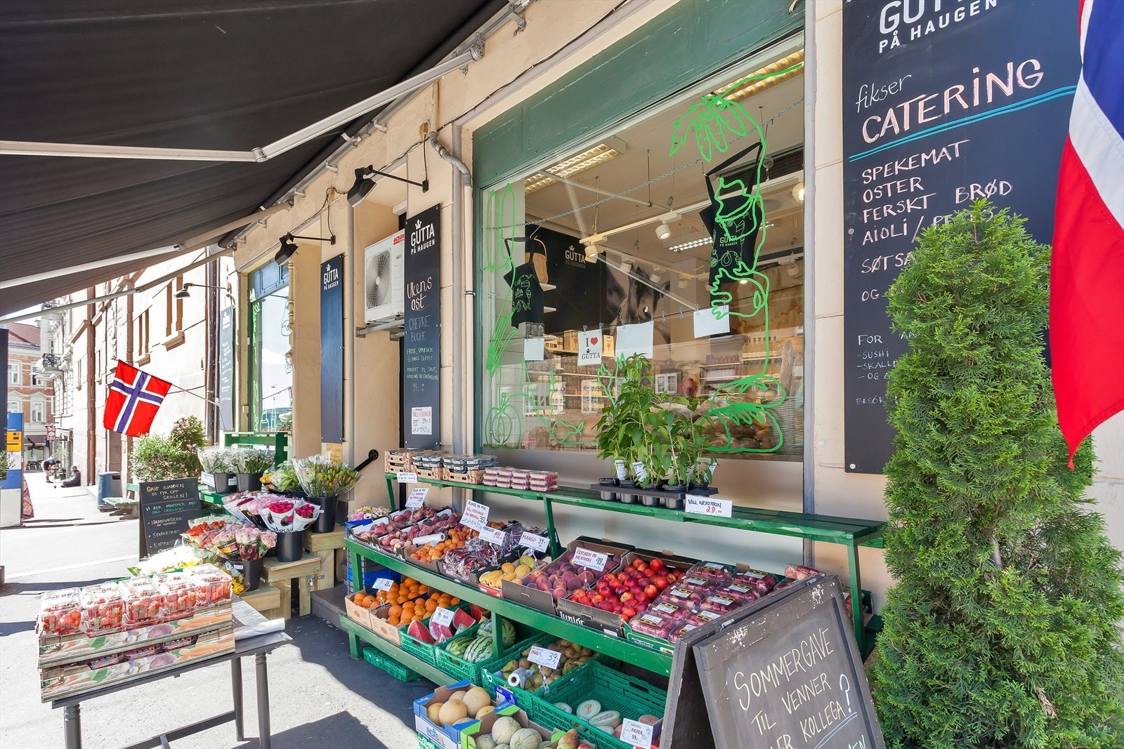 Gutta på Haugen tilbyr mange fristelser og ligger innen få minutters gange fra leiligheten Galleribilde