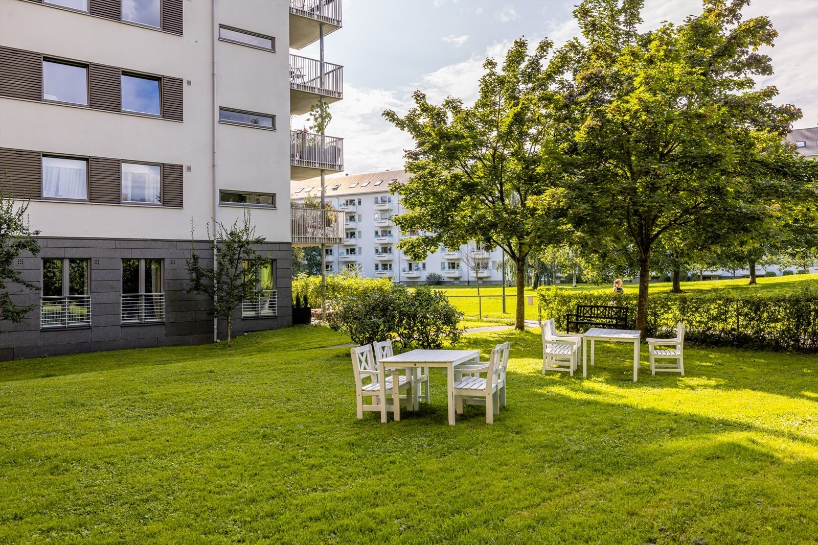 Sameiet har hyggelige fellesarealer hvor det på sommers tid settes ut sittegrupper og her kan man også benytte en felles grill. Sameiet grenser til den fantastiske Iladalen park Galleribilde