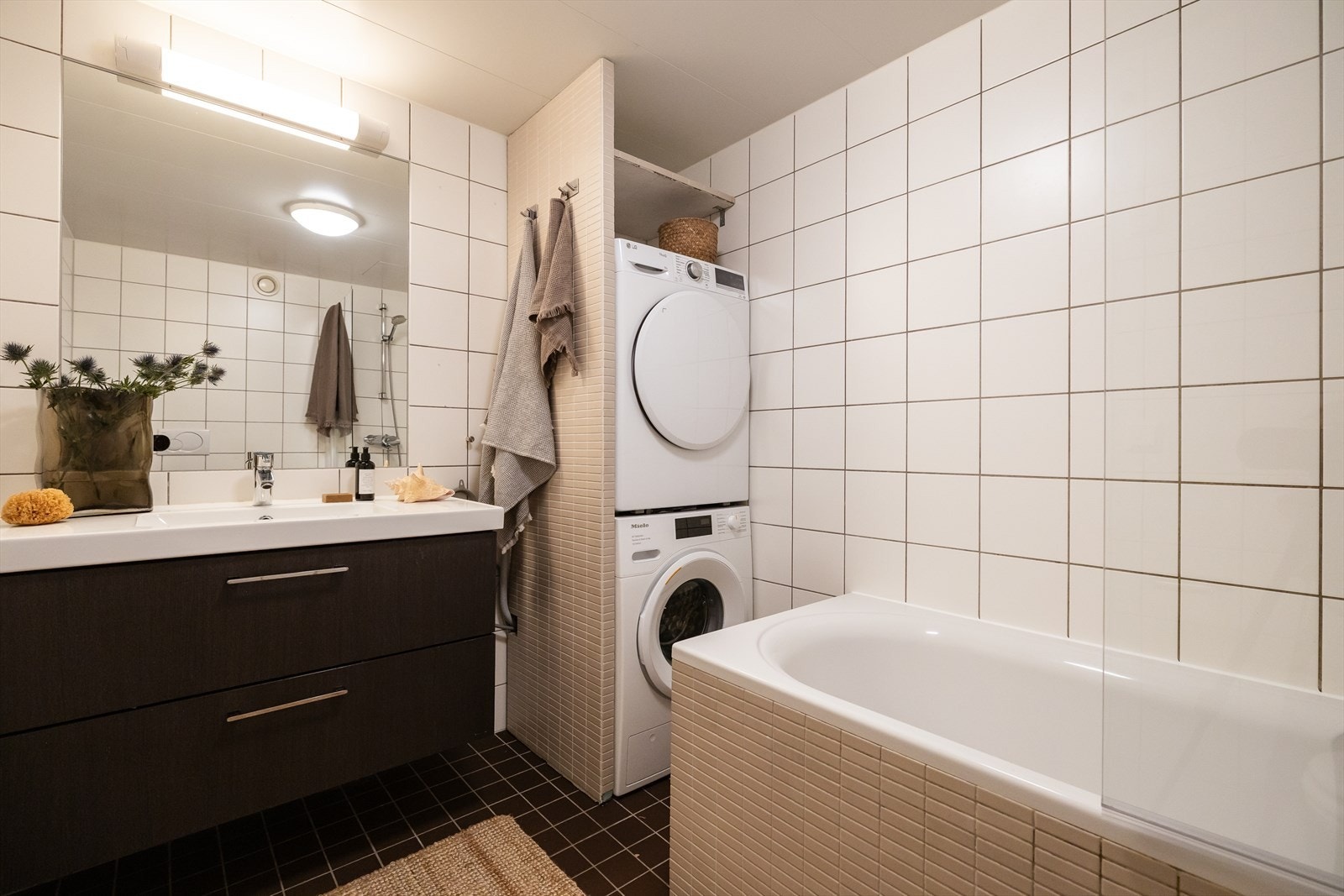 Praktisk nisje med opplegg for vaskemaskin og tørketrommel. Galleribilde