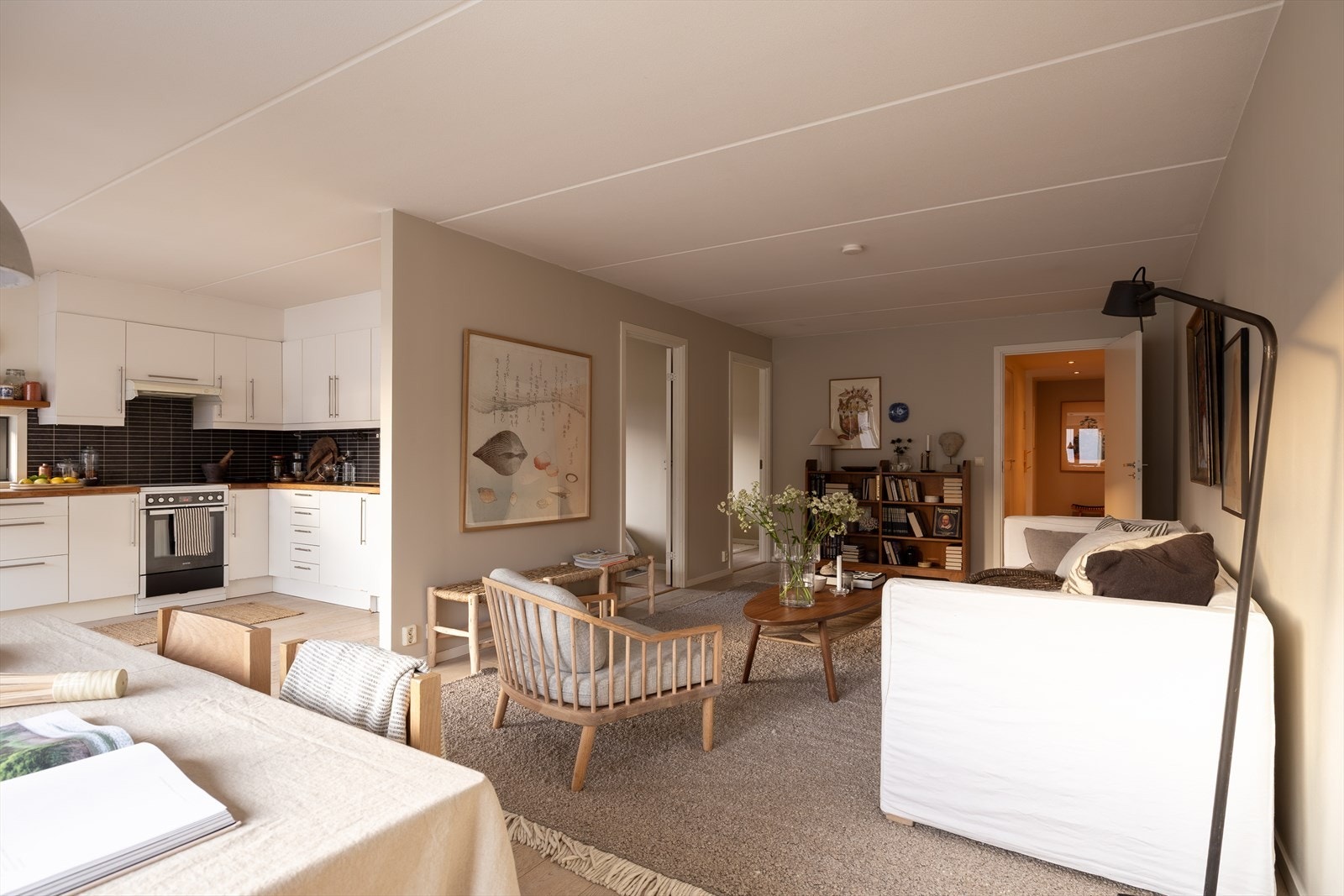 Kjøkkenet ligger i åpen forbindelse med stuen, og bidrar til en sosial og funksjonell planløsning. Galleribilde