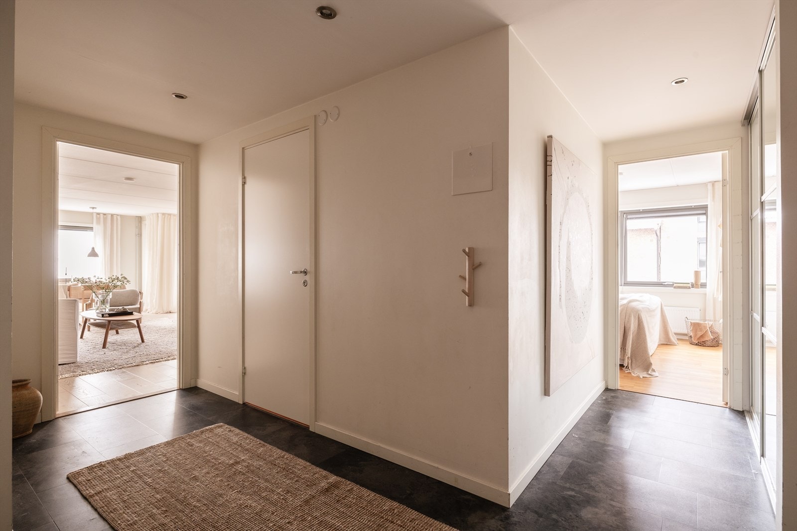 Velkommen inn! en romslig gang gir et godt førsteinntrykk av leiligheten og gode oppbevaringsmuligheter. Galleribilde