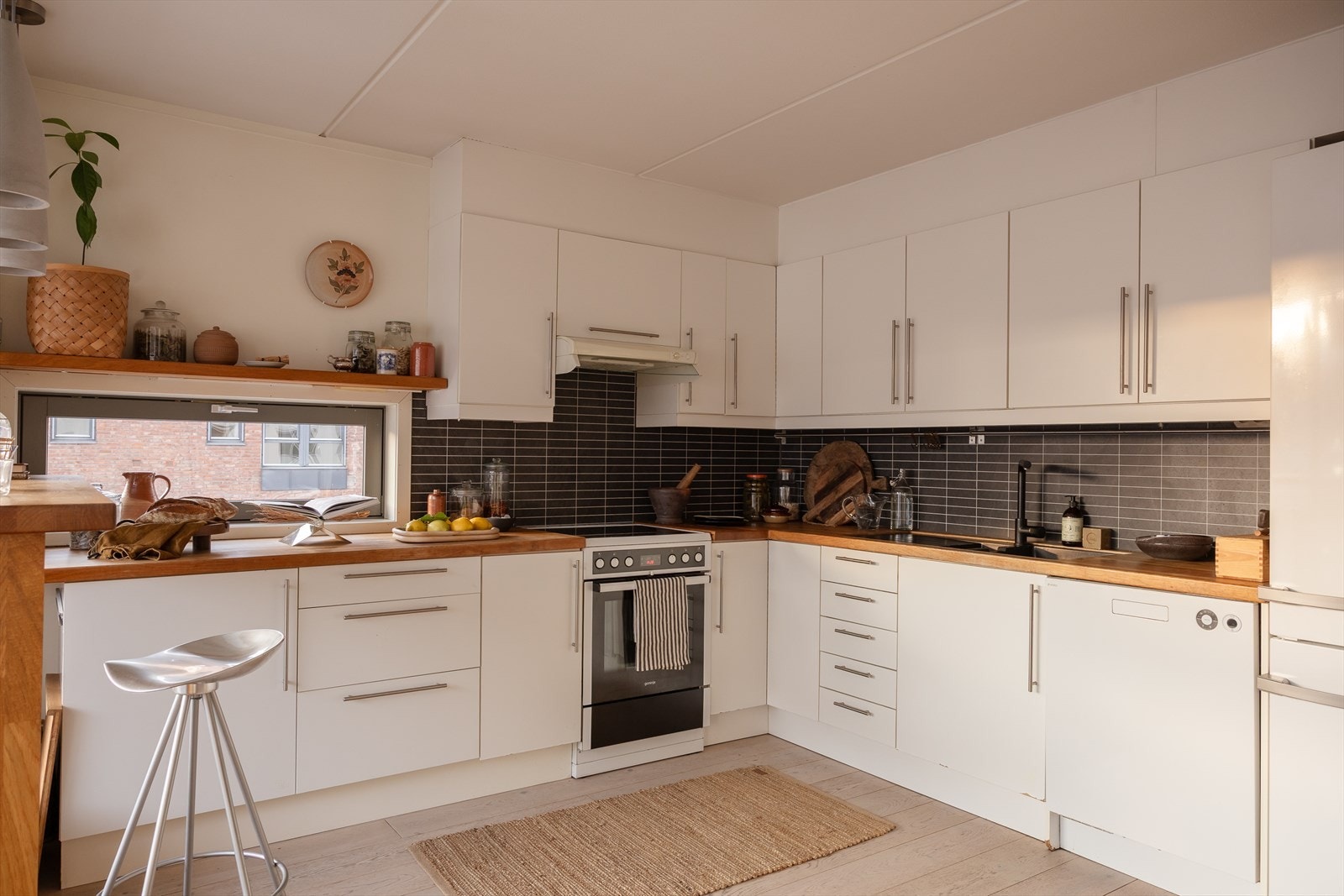 Innredningen, fra byggeår, har lyse, slette fronter og laminat benkeplate, med godt med både skap- og benkeplass. Galleribilde