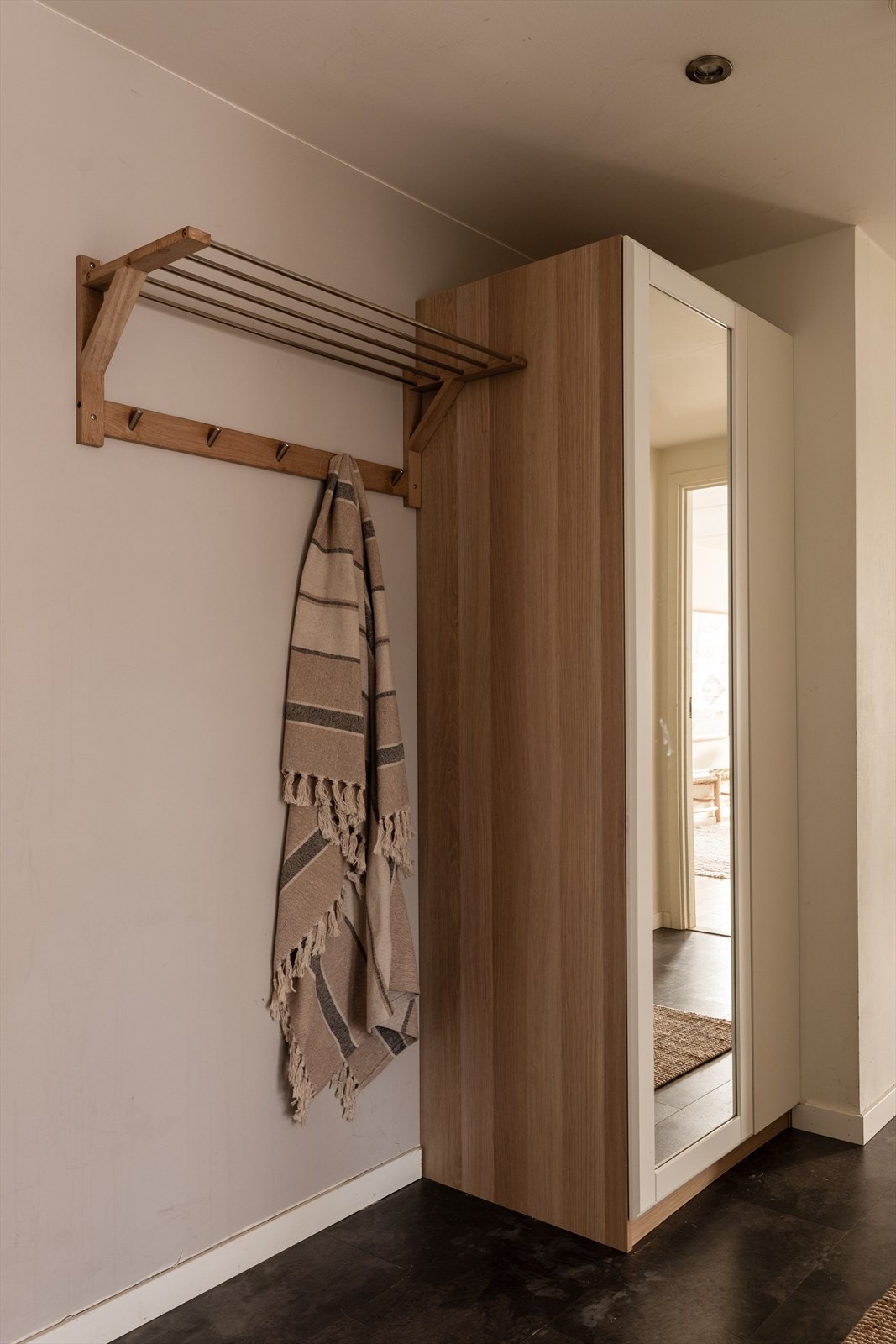 Entré med garderobeskap og klesoppheng Galleribilde