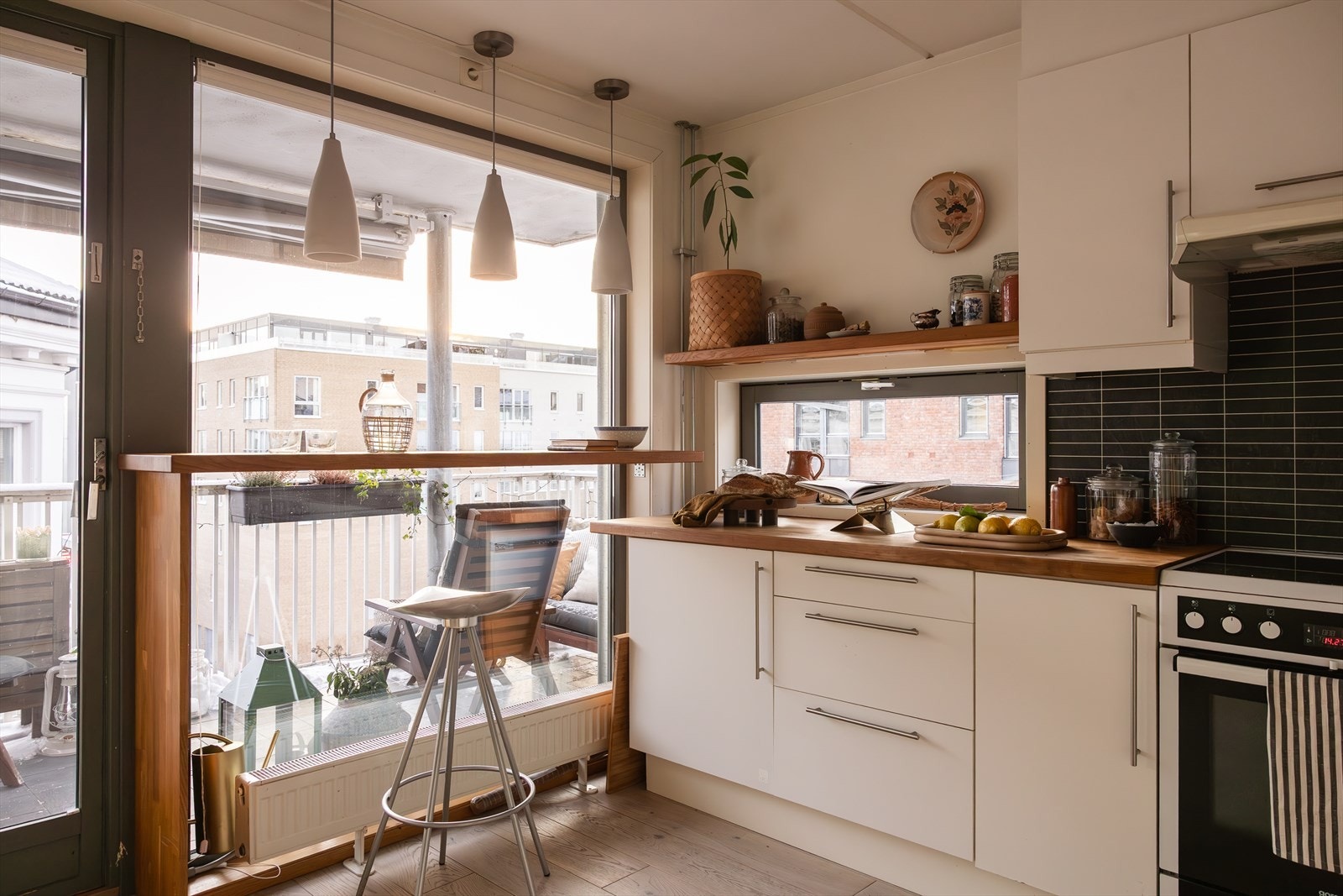 Kjøkkenet har store vinduer fra gulv til tak og en koselig sitteplass i barløsning som egner seg perfekt for morgenkaffen. Galleribilde