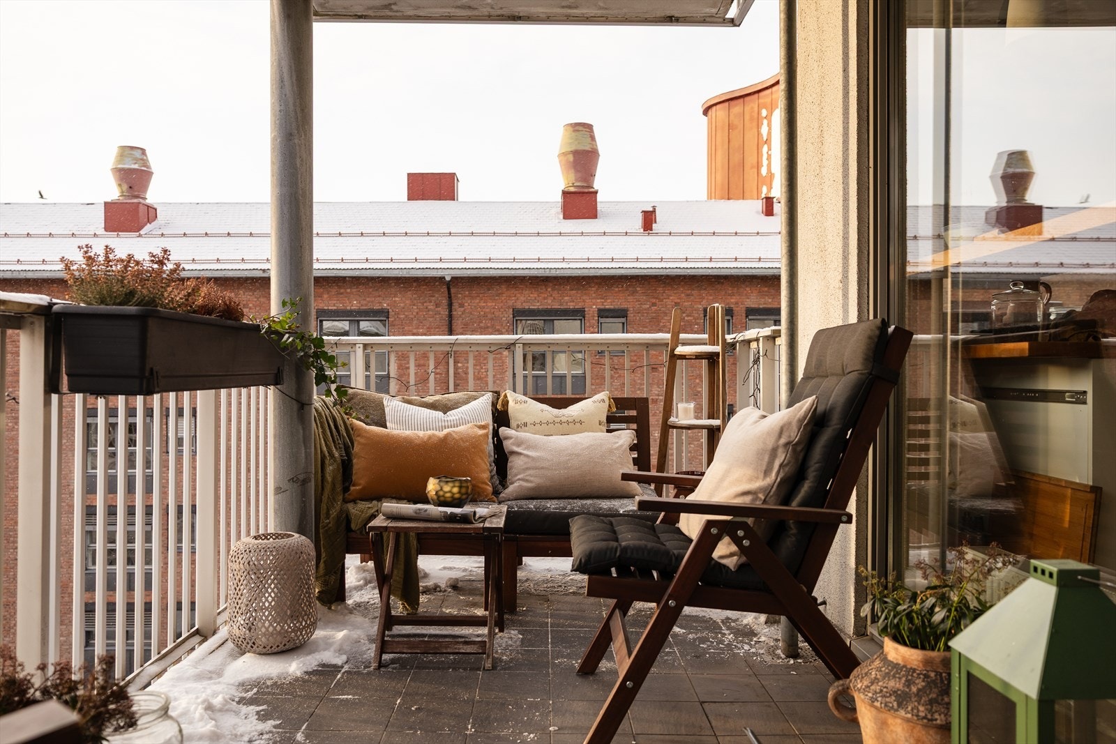 Her har man god plass til sittegruppe, elektrisk grill og hyggelig beplantning. Galleribilde