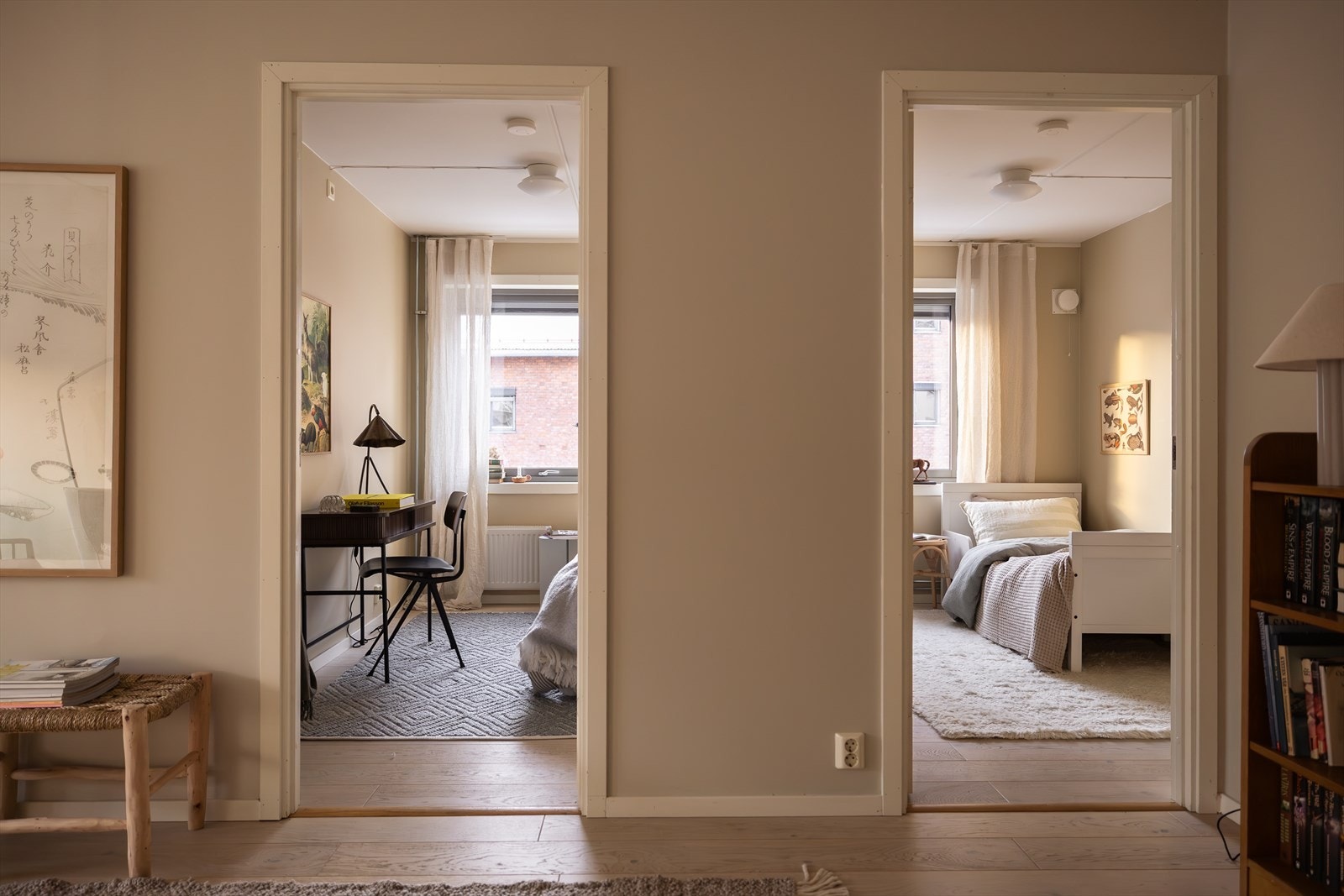 Via stuen har man adkomst til to av boligens soverom. Galleribilde