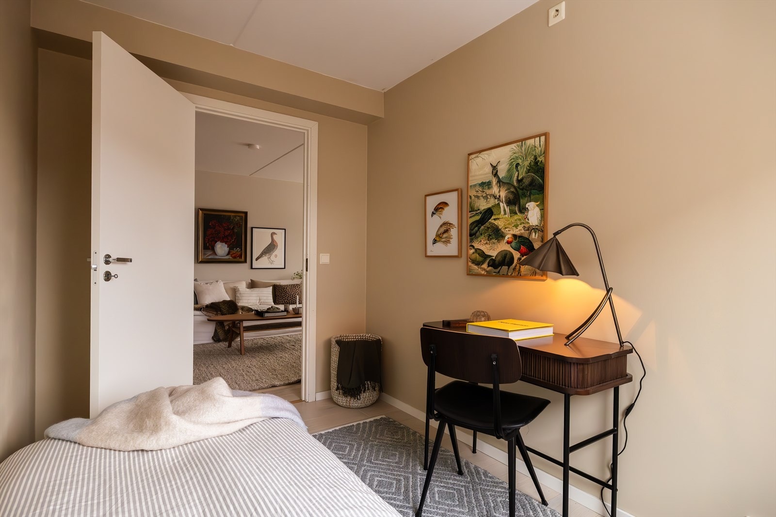 Rommet er i likehet med resten av leiligheten mal i en lun og moderne fargetone. Galleribilde