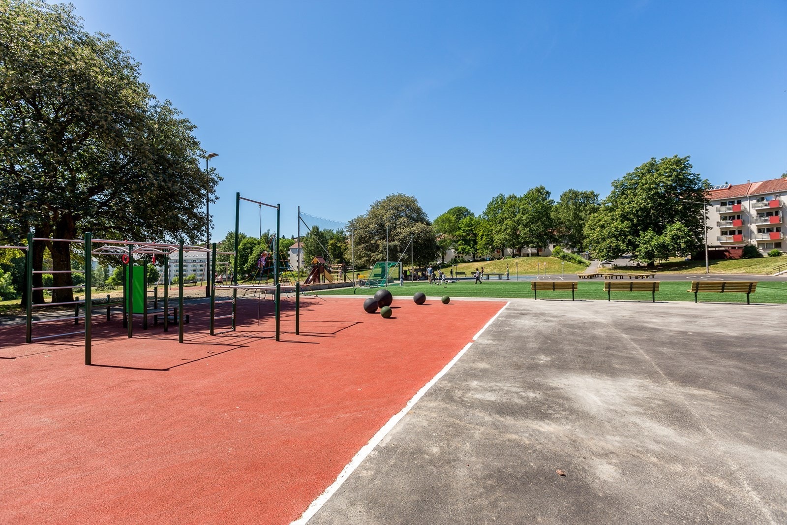 Ilaparken er oppgradert med plantekasser, kildesortering, aktivitetsområde med sykkeløvingsbane, bordtennisbord, kunstgressflate for fotball, halv basketbane, trimapparater, petanquebane og benker Galleribilde