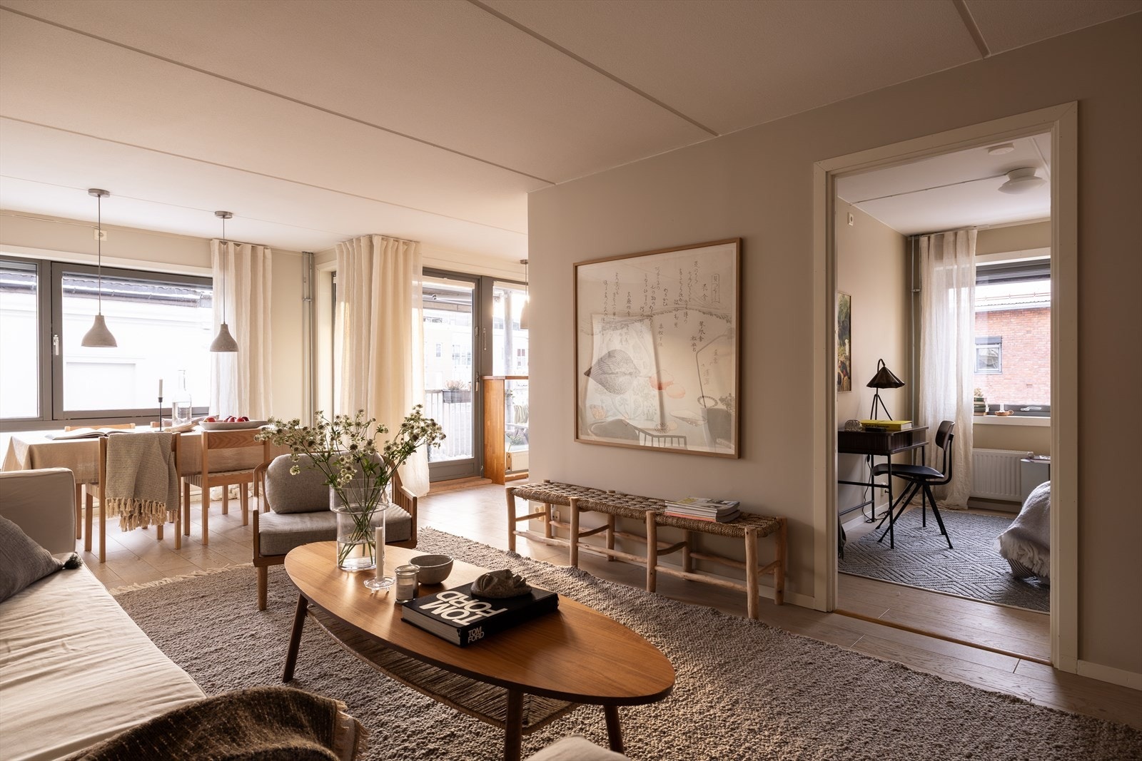 Store vindusflater i flere retninger gir et herlig lysinnfall gjennom hele dagen. Galleribilde