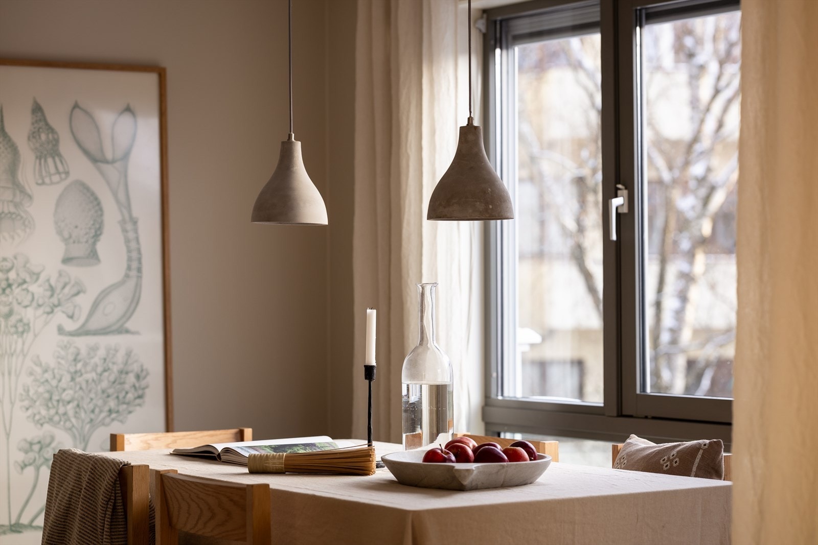 Hyggelig spiseplass ved vindu Galleribilde