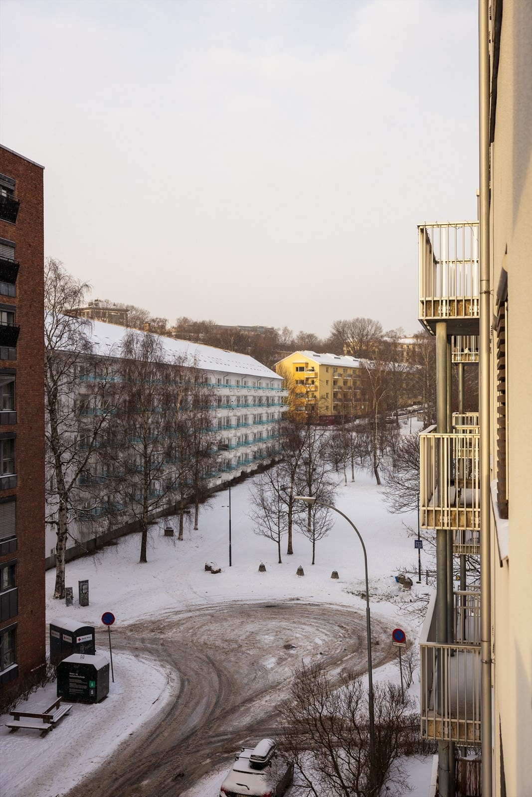 Hyggelig utsikt opp mot Iladalen park som er nærmeste nabo til leiligheten. Iladalen park er et stort og meget populært grøntområde sommer som vinter. Galleribilde