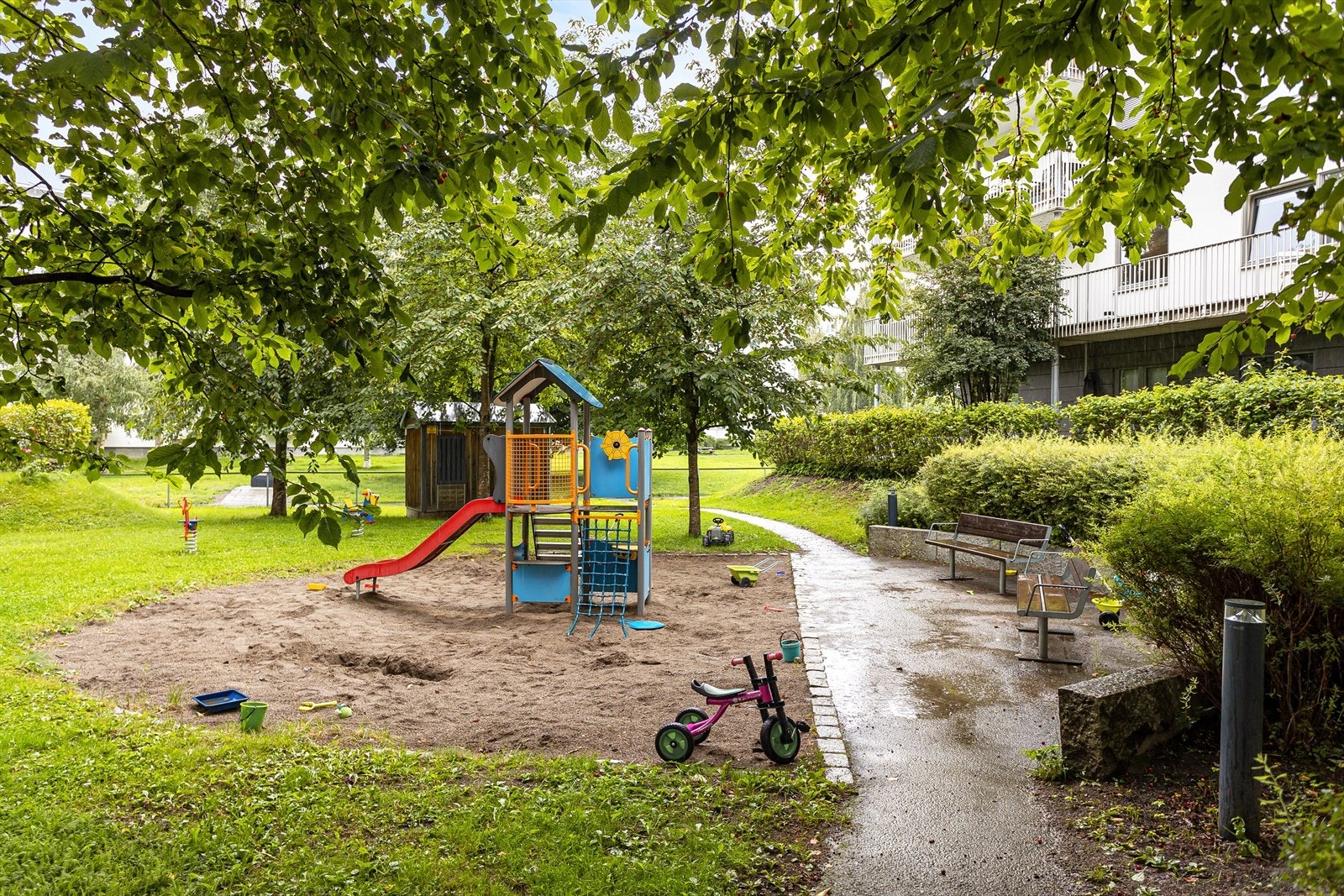 Boligen har en barnevennlig beliggenhet med lekeapparater i sameiet Galleribilde