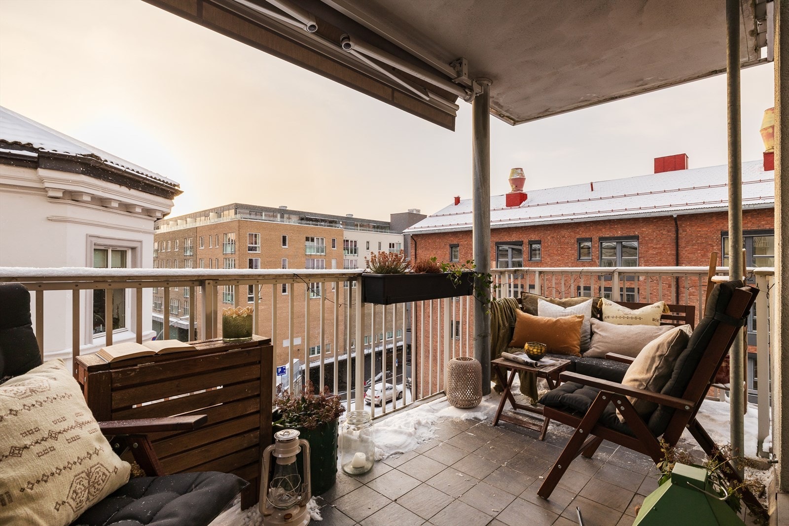 Boligen har utgang til en romslig og sydvendt balkong på 8 kvm. Balkongen har et praktisk takoverbygg som gir en lunere utplass. Galleribilde