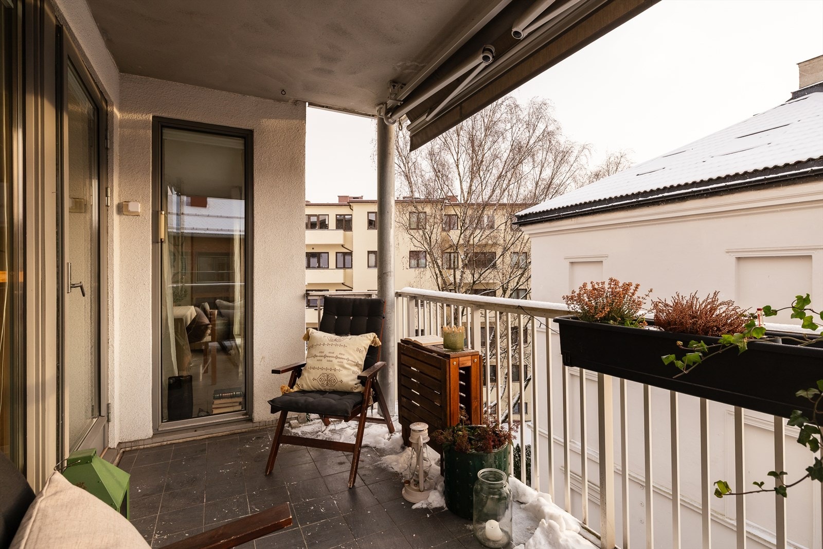 Det er montert markise for de varmere sommerdagene og stikkontakt på vegg. Galleribilde