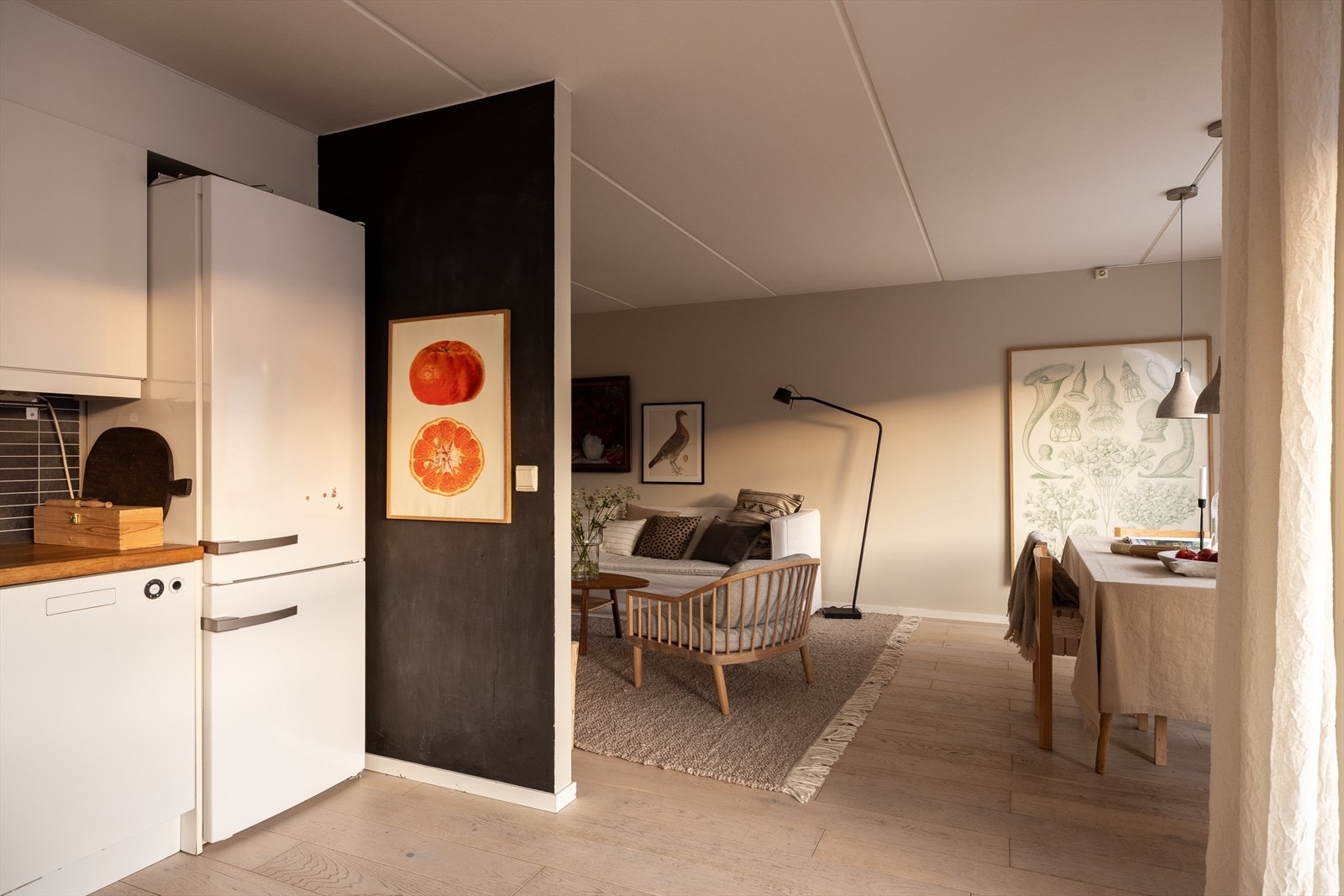 Kjøkken-/ stue er nylig malt i en lun og behagelig beigetone Galleribilde