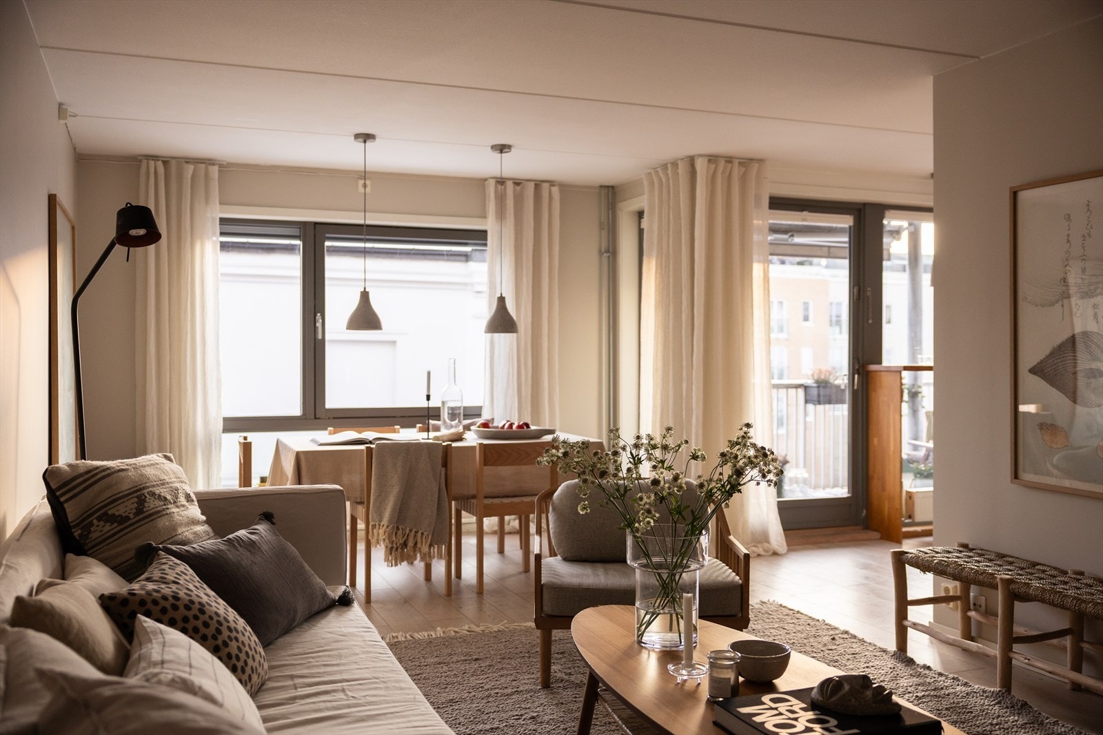 Stuen er et herlig rom med store vindusflater. Kjøkkenet ligger litt tilbaketrukket, men likevel i en åpen løsning. Galleribilde