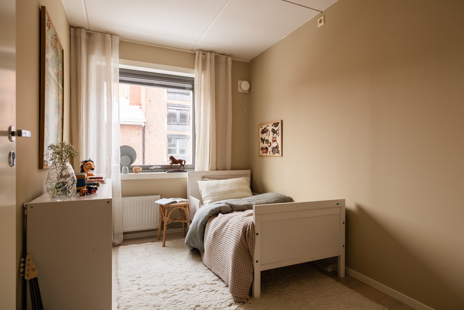 Soverom 2 har god plass til seng, nattbord og kontorpult / garderobeskap. Galleribilde