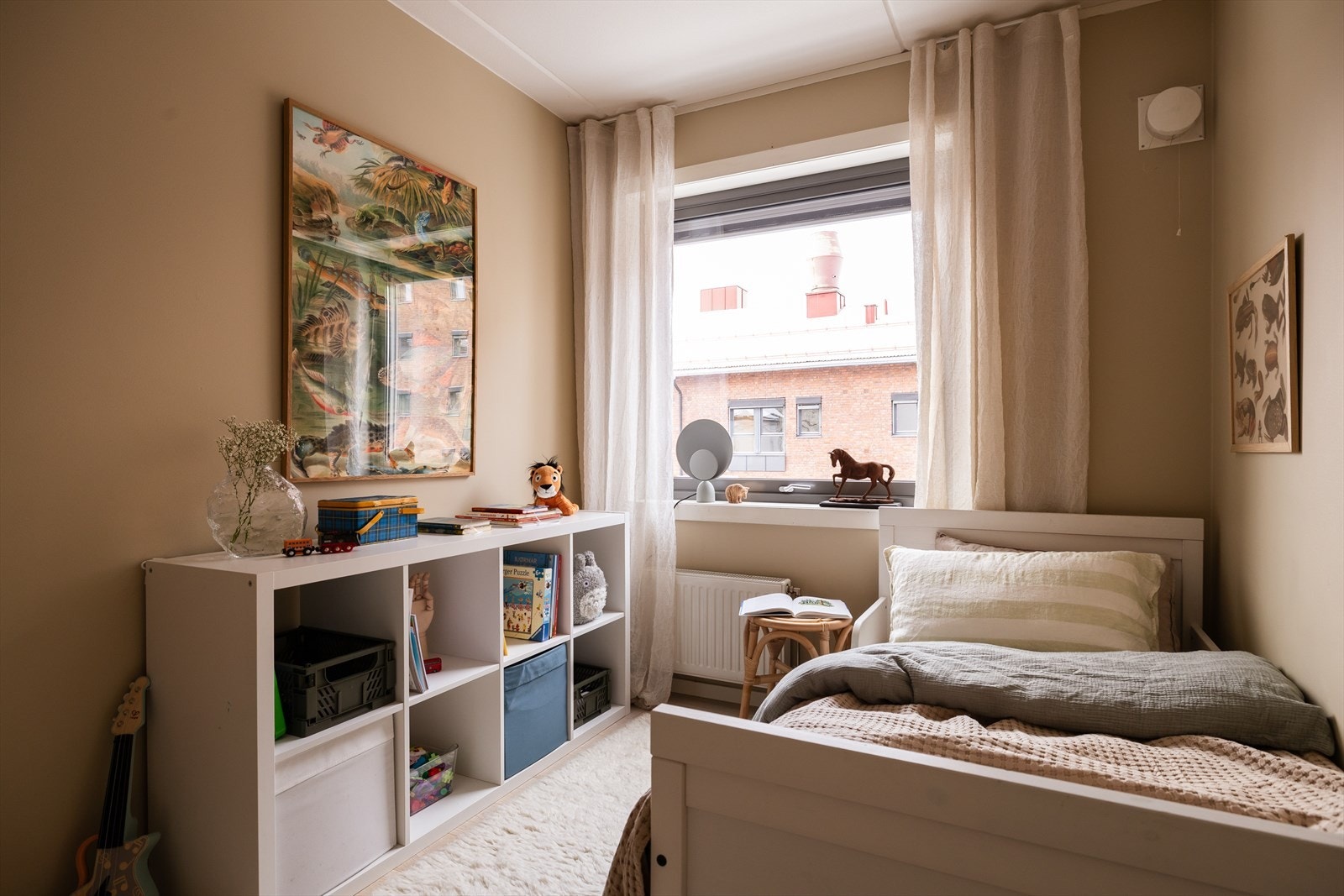 Soverom 2: Rommet passer utmerket til gjesterom, barnerom eller kontor og er malt i nydelig, lun fargetone Galleribilde