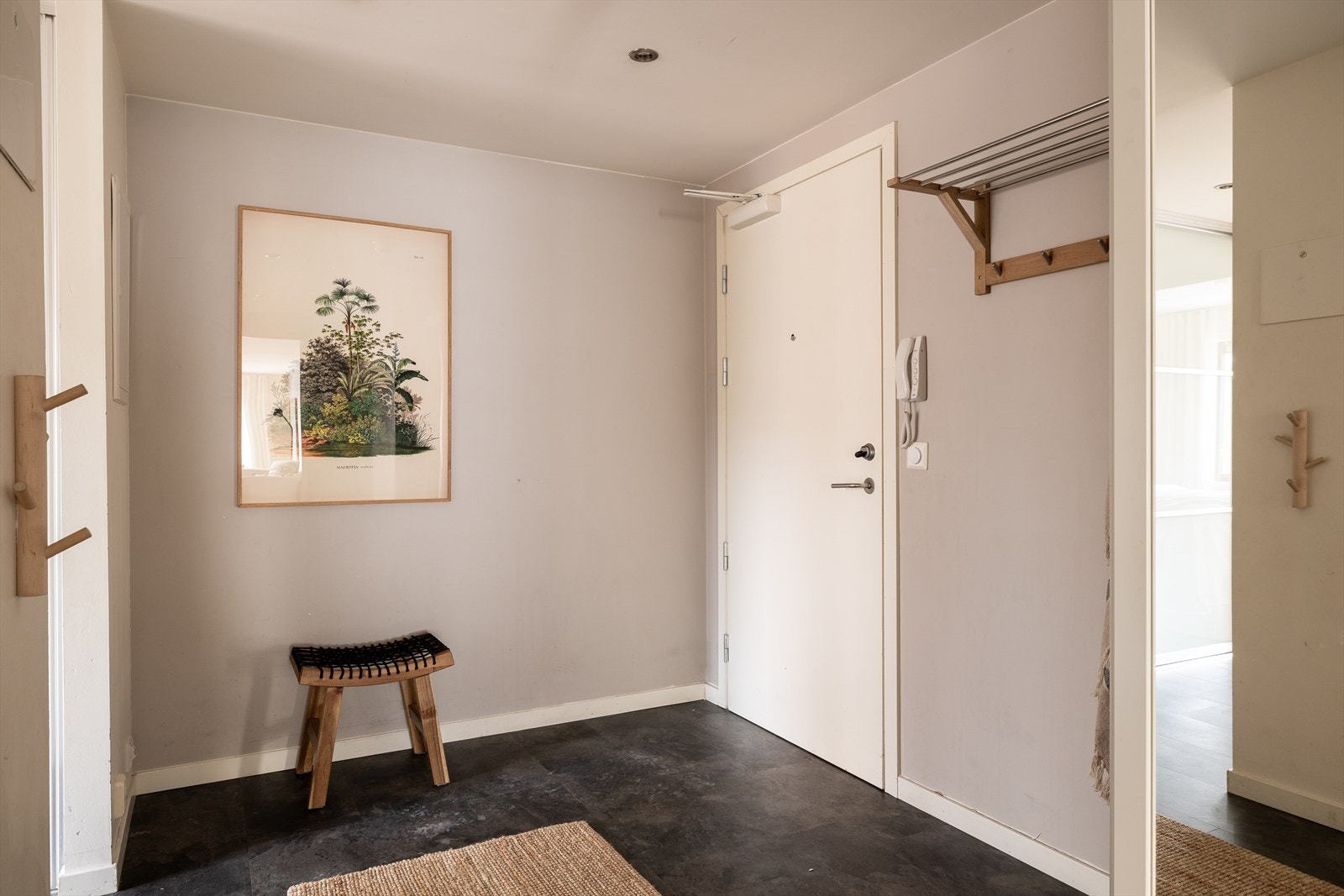 Innbydende og trivelig entré. Downlights i himling gir godt med lys i rommet. Galleribilde