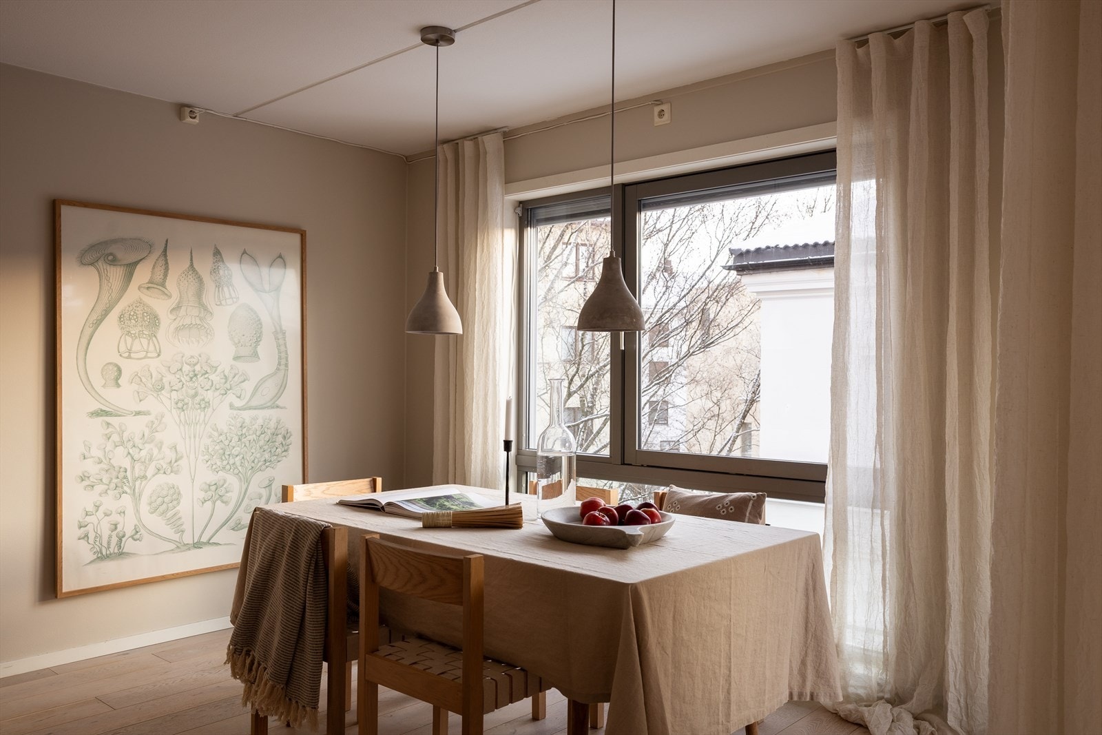 Stuen har videre rom for et større spisebord for sosiale sammenkomster. Her samler du famile og venner til hyggelige lag! Galleribilde