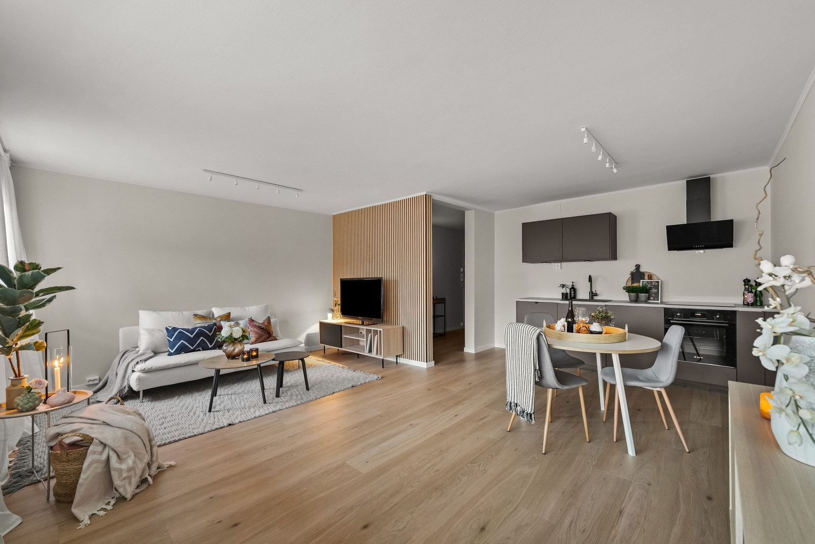 Hele leilighet er malt samt nye gulv. Lekkert nytt kjøkken og flislagt delikat bad/wc. Galleribilde