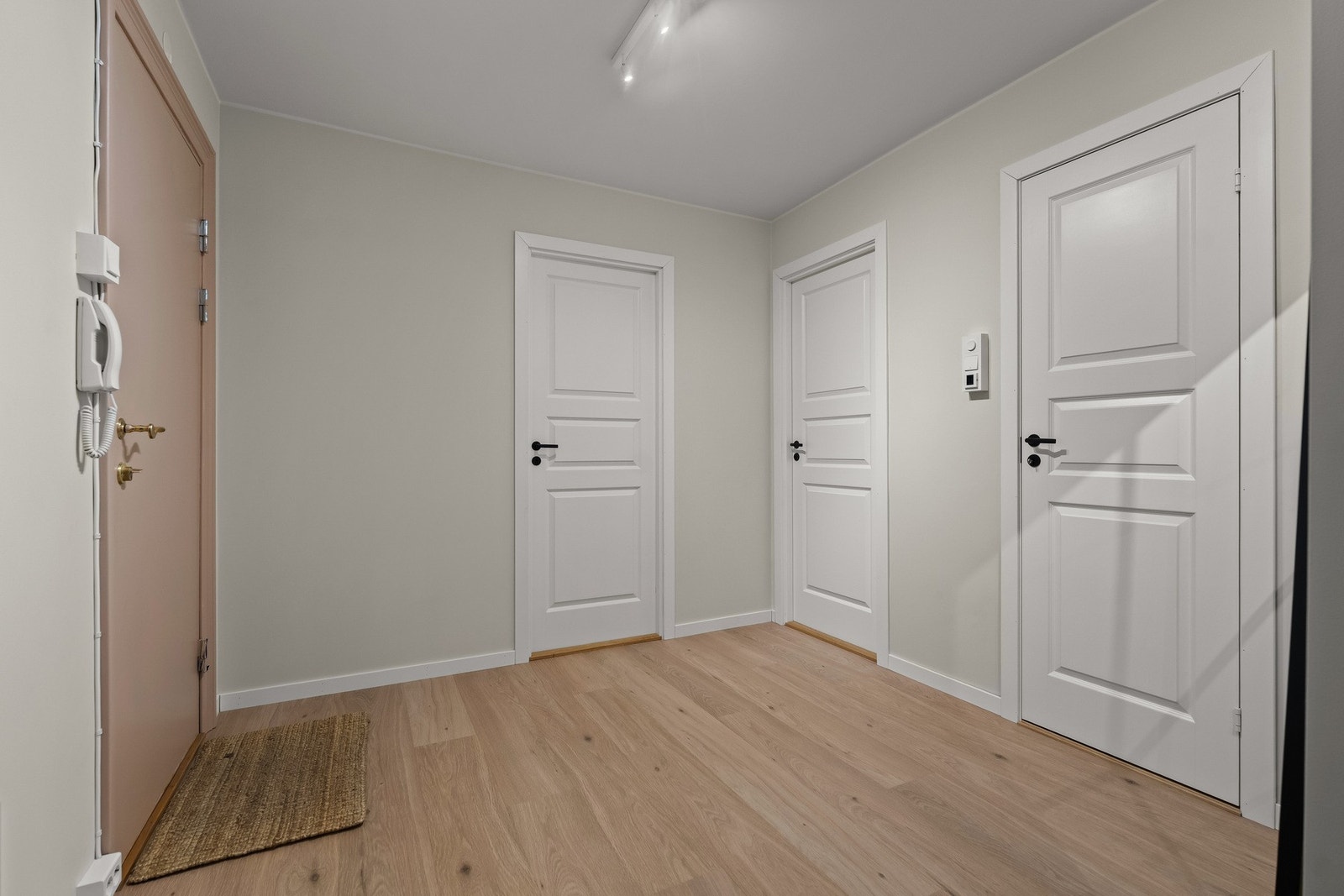 Herfra er det adkomst til alle boligens øvrige rom, noe som gir en effektiv og oversiktlig planløsning. Galleribilde