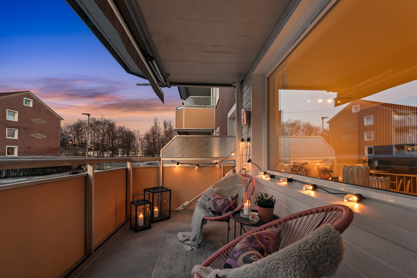 Fra stuen er det direkte utgang til en balkong på ca. 8 kvm, som fungerer som en naturlig forlengelse av oppholdsrommet på sommerhalvåret. Galleribilde