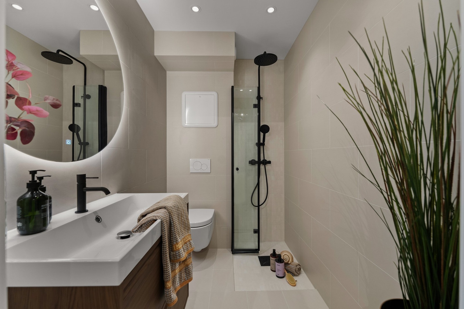 Lekkert og lyst bad pusset opp i 2025 med fliser på gulv og tidsriktige veggoverflater Galleribilde