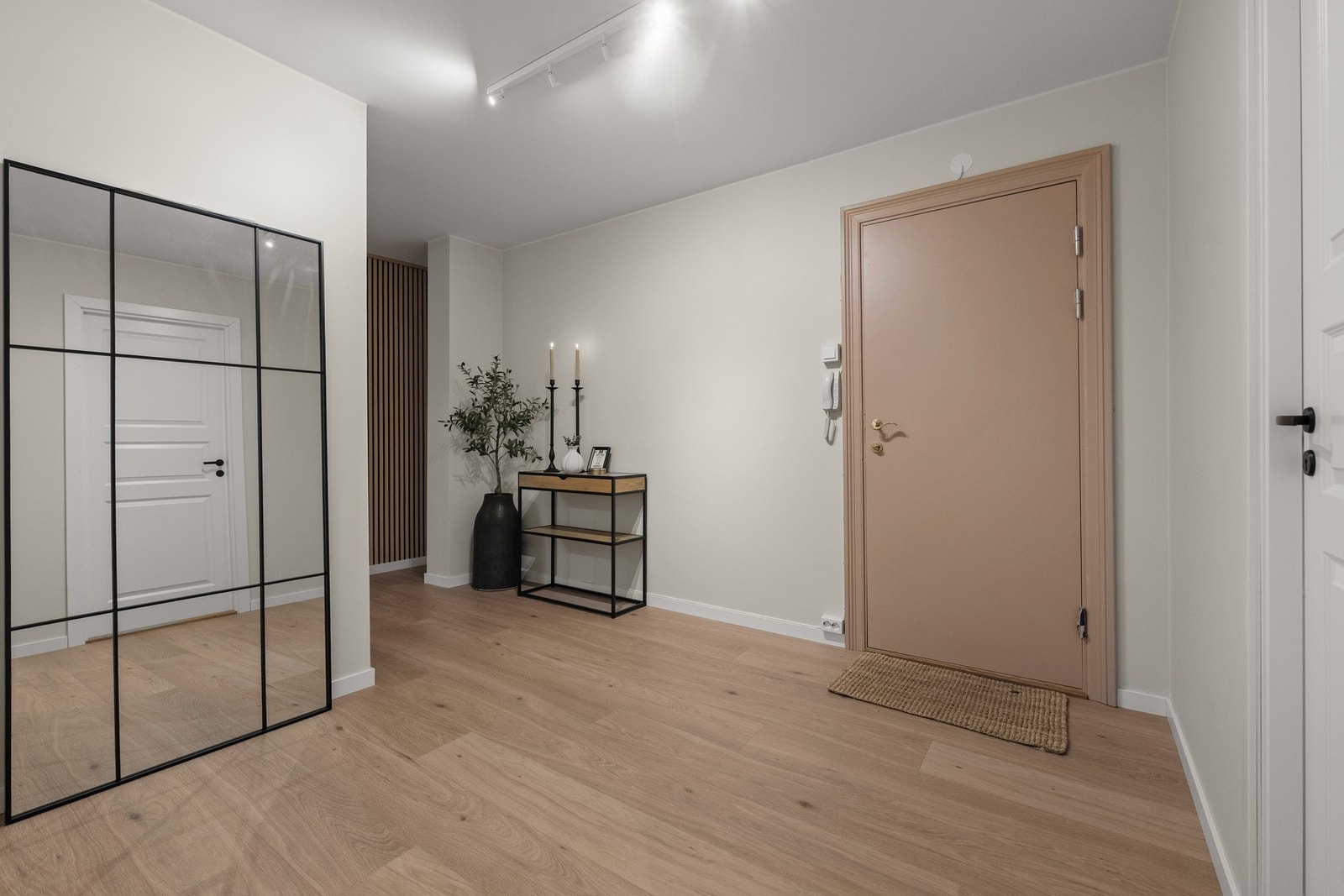 Entréen har en praktisk utforming med gode oppbevaringsmuligheter, og fungerer som et naturlig knutepunkt Galleribilde