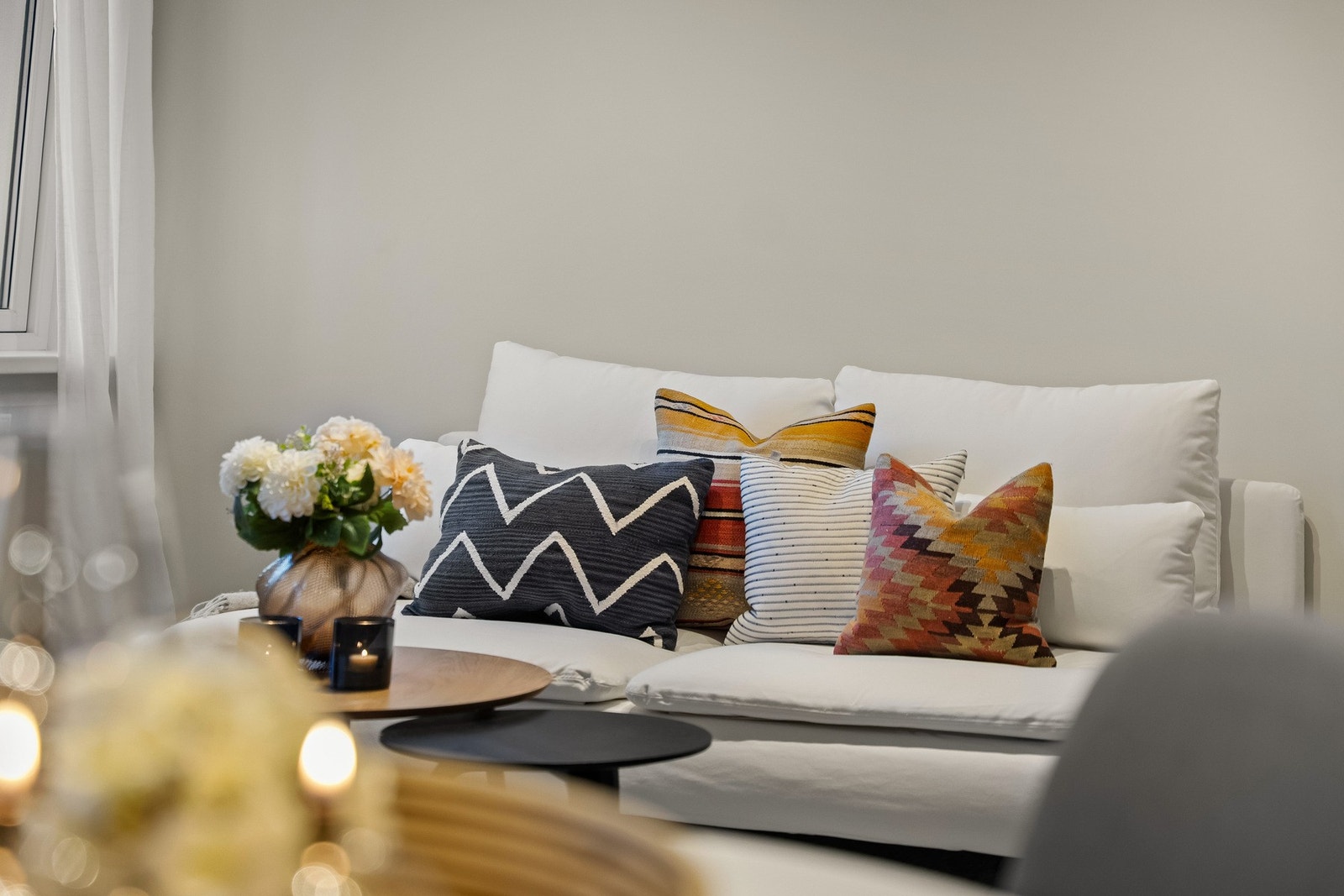 Laminatgulv gir et moderne og praktisk uttrykk, mens lyse vegger bidrar til en behagelig og innbydende stemning. Galleribilde