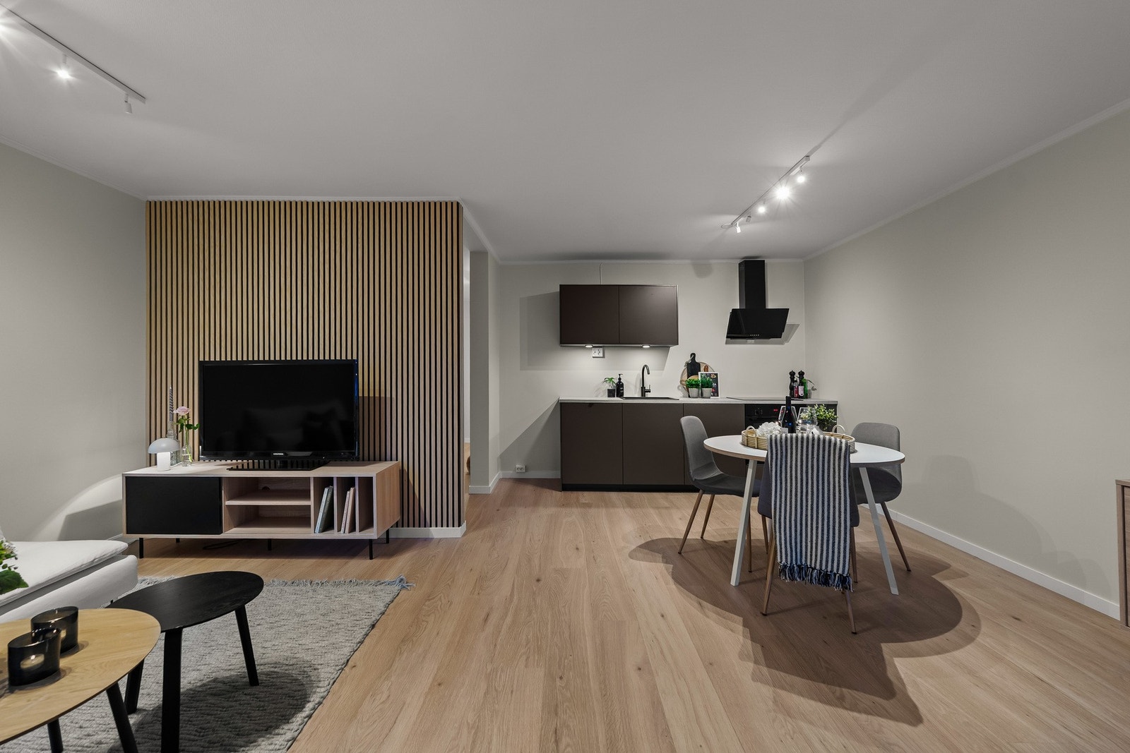 Det kan enkelt settes inn en kjøkkenøy for ekstra arbeidsplass, og allikevel ha plass til en hyggelig spisegruppe. Galleribilde