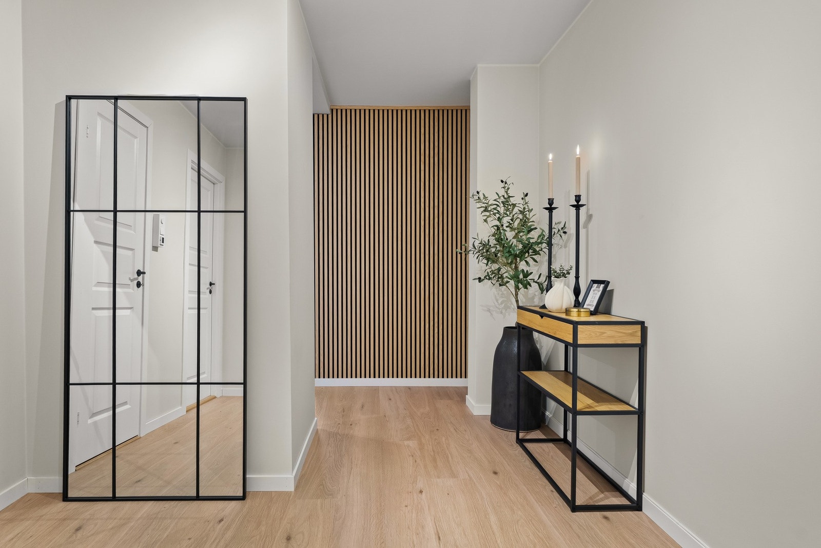 Innbydende entré med laminatgulv og lyse, fine vegger som gir et godt førsteinntrykk av boligen. Galleribilde