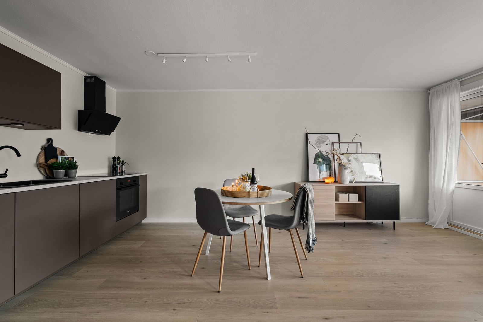 Den åpne planløsningen gir god flyt mellom stue og kjøkken, og gjør rommet til et naturlig samlingspunkt i boligen. Galleribilde