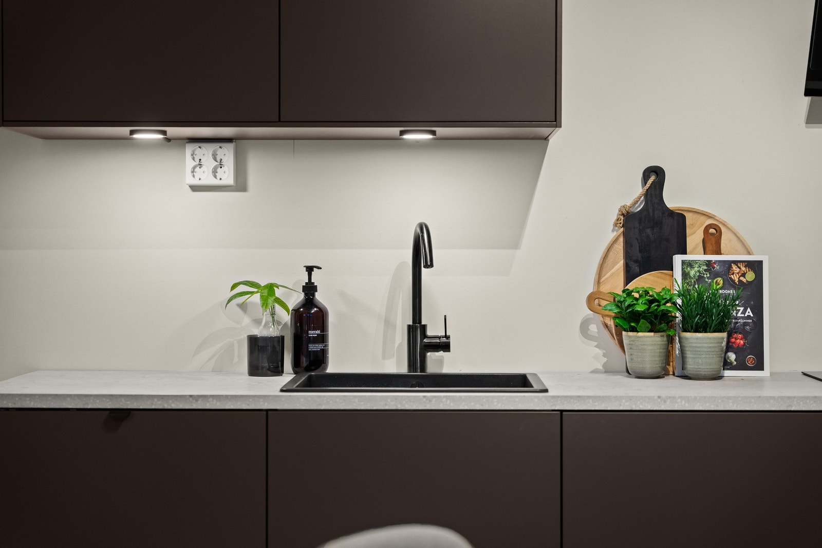 Kjøkkeninnredningen er fra 2025 og har stilrene, glatte fronter som gir et rent og tidsriktig uttrykk. Galleribilde