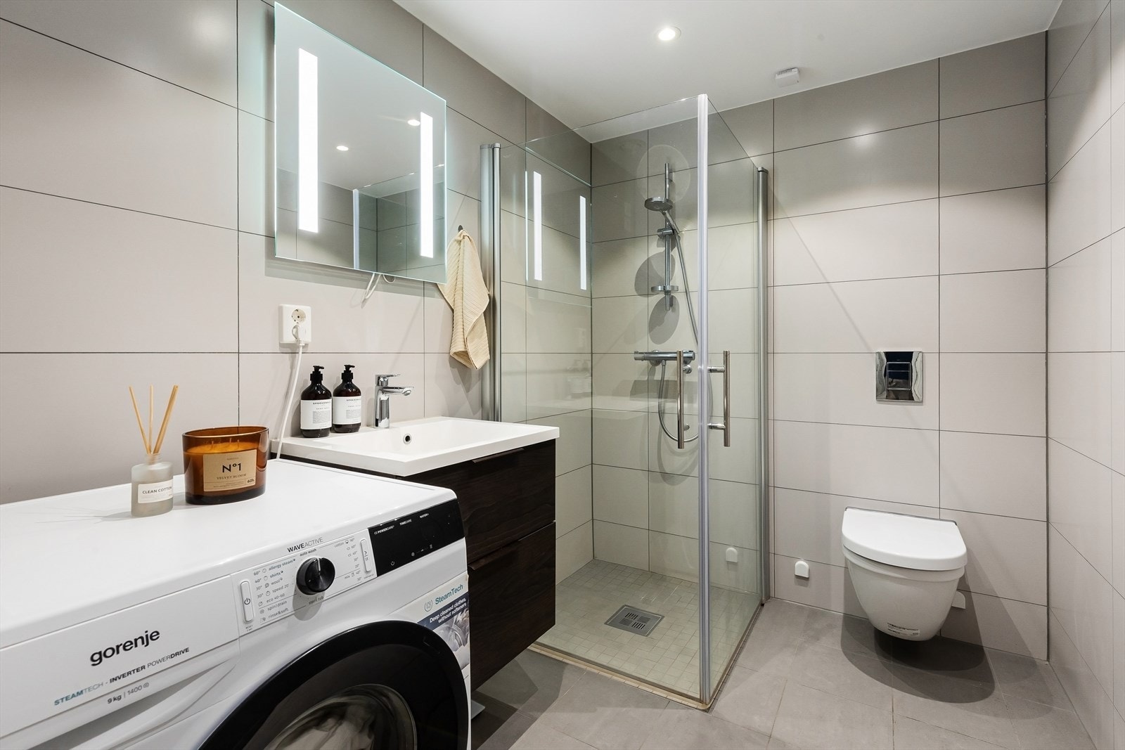 60bad.jpgPent flislagt bad med varmekabler i gulv. Galleribilde